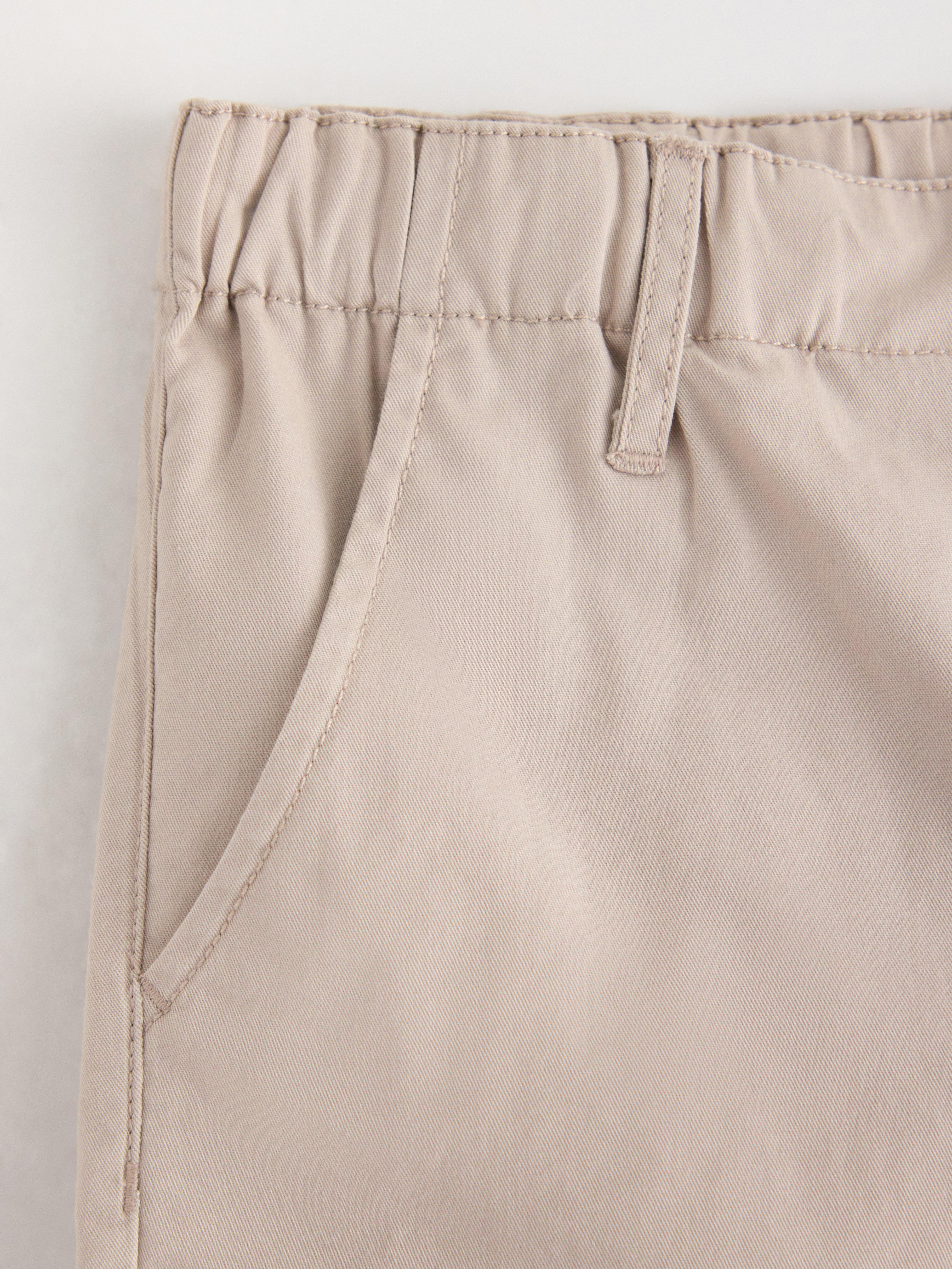 Pantaloni scurți chino gri deschis
