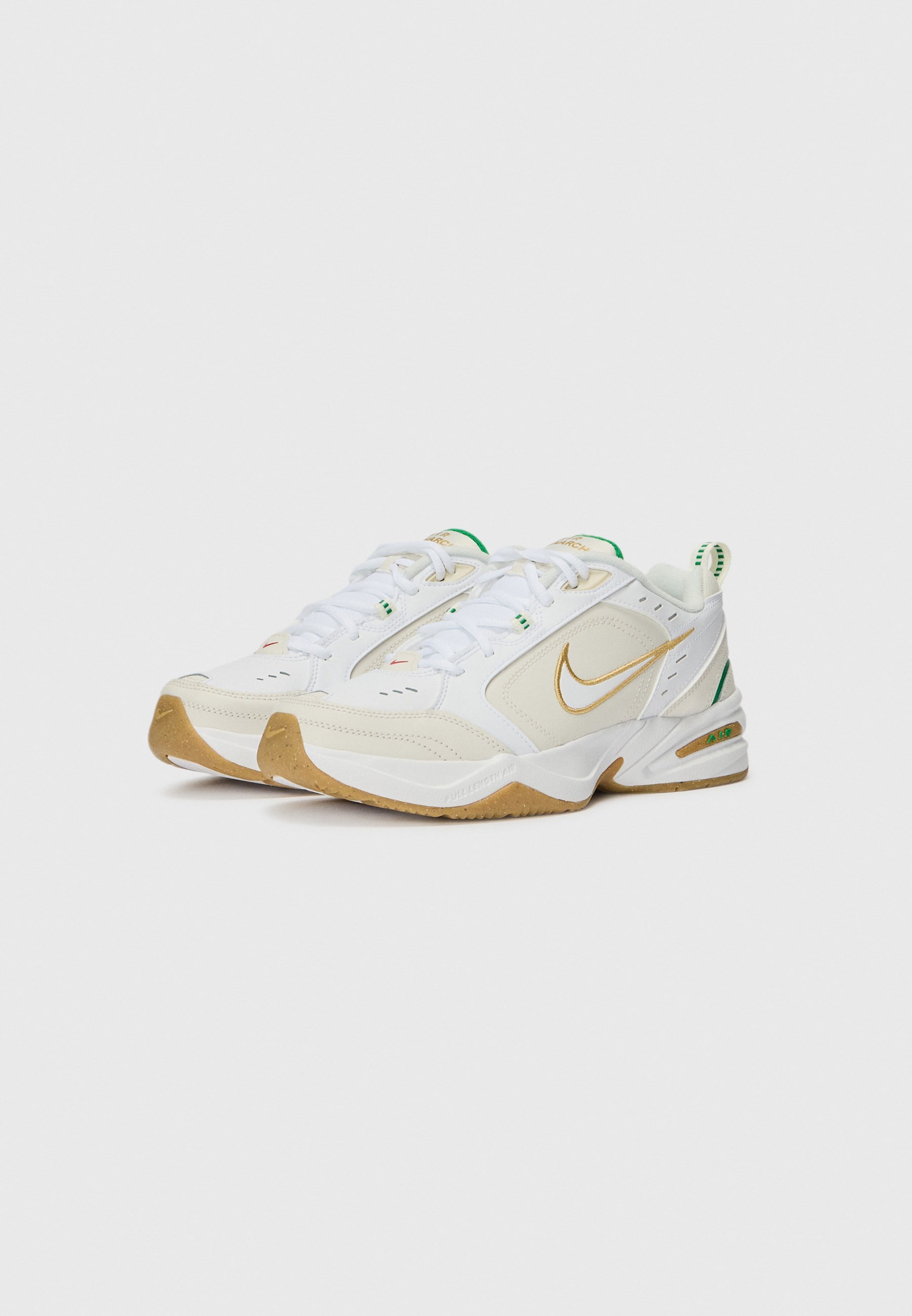 Nike Performance AIR MONARCH IV - Trainingsschoen - wit/metallic goudkleurig/phantom/lucky green/gum/bruin