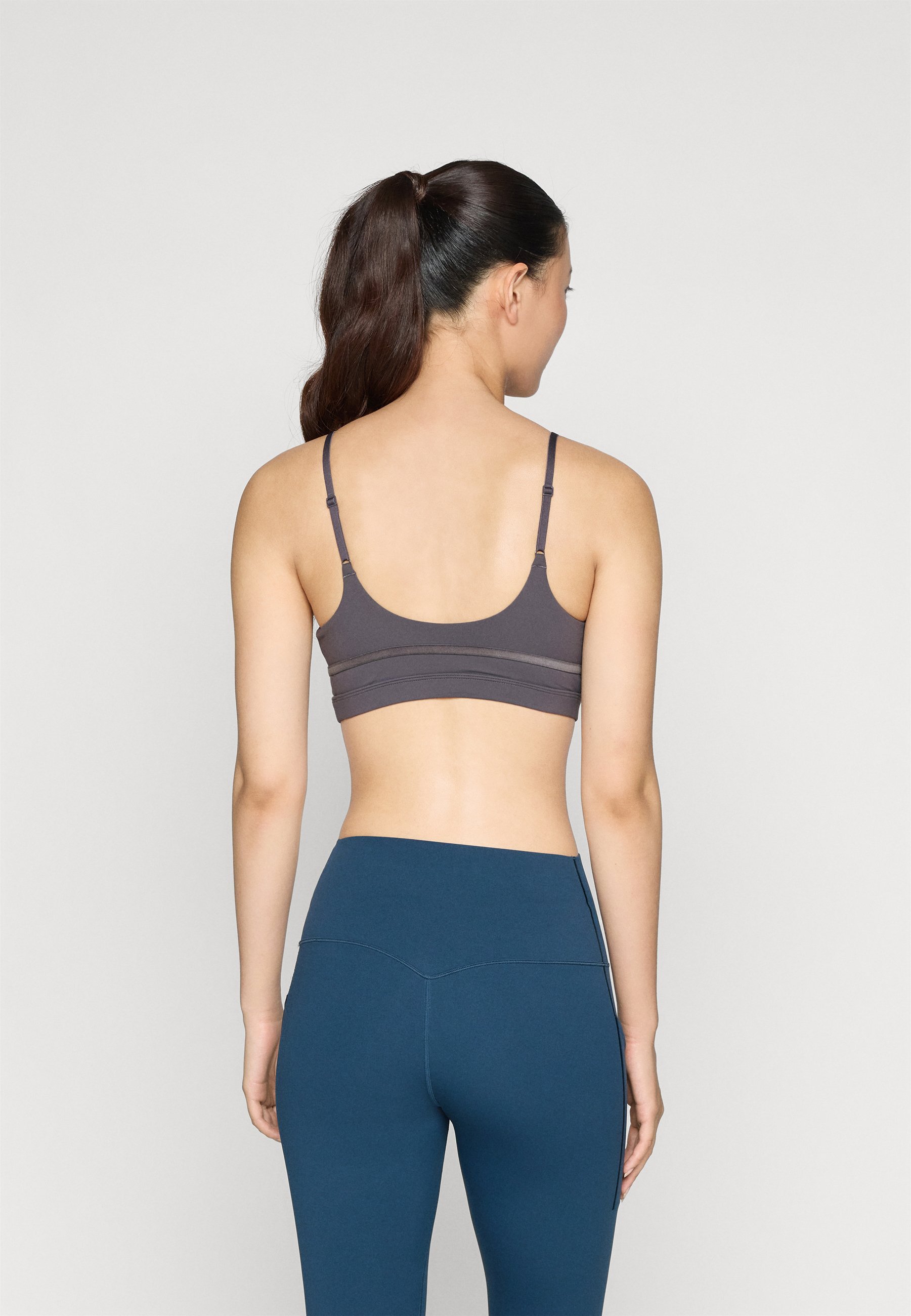 Nike Performance BRA - Sportbeha met lichte ondersteuning - Thundergrijs/wit