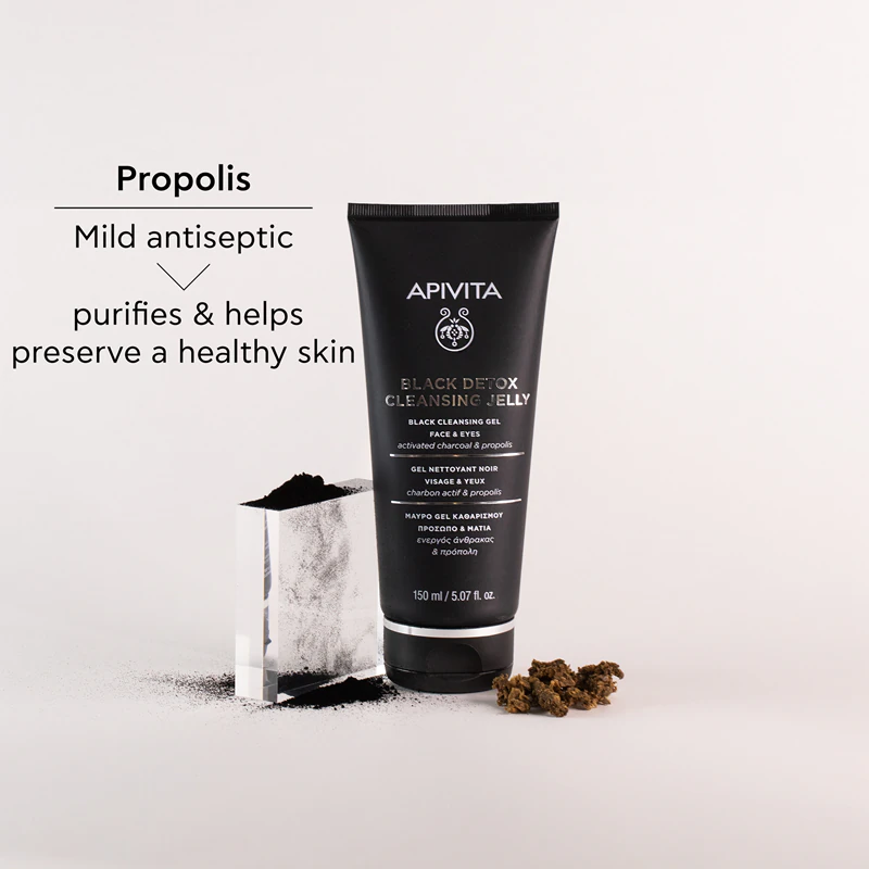 Gel de limpeza Apivita Cleansing Black Detox com carvão ativado para o rosto e área dos olhos.