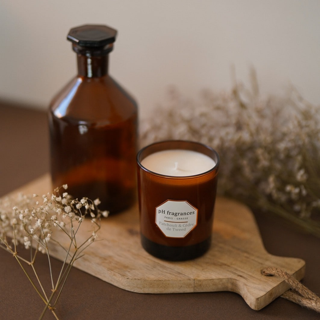 pH-tuoksukynttilä Patsuli ja tweedseedri - 180 g