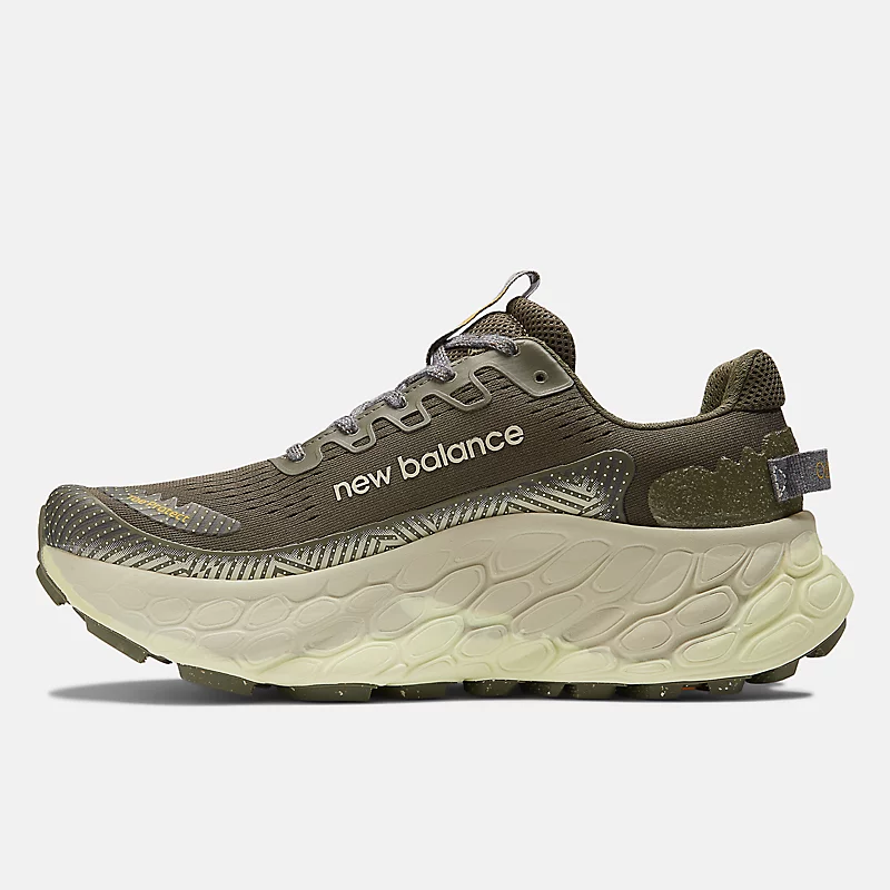 Fresh Foam X More Trail v3 para homem – camuflagem escura com tons de verde olivina escuro e verde líquen.