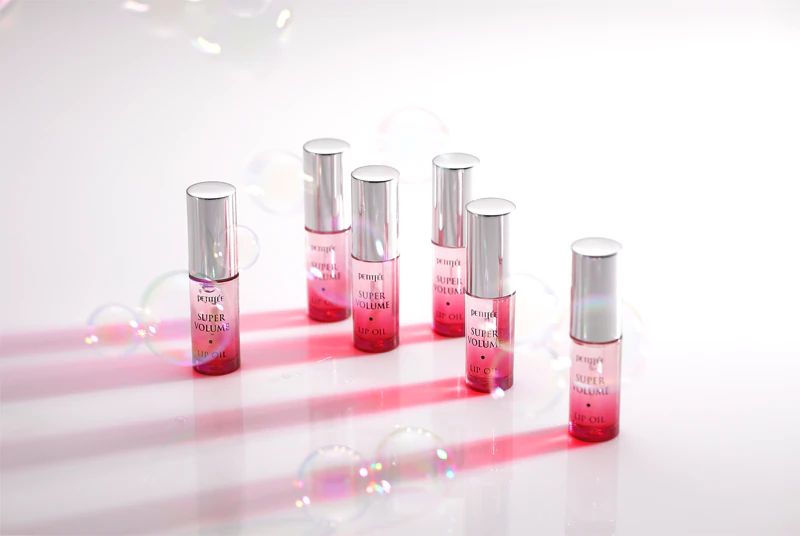 Petitfée Super Volume Oil is een hydraterende olie die de lippen optisch vergroot.