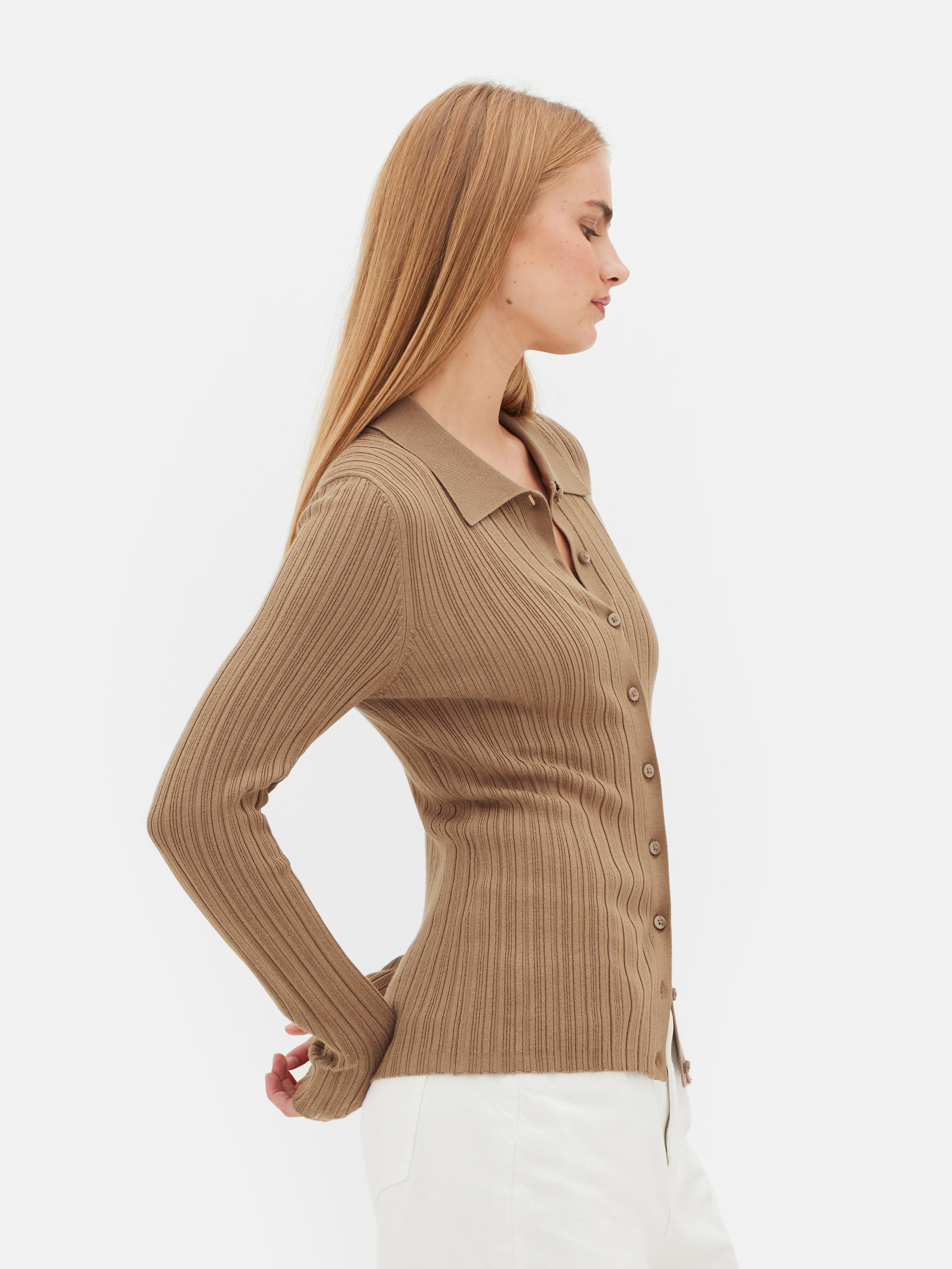 Cardigan med ribbet krage En ribbet cardigan med knappelukking og klassisk krage