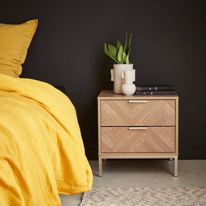 Mesa de cabeceira BUDAPEST com estampa chevron em madeira e 2 gavetas.