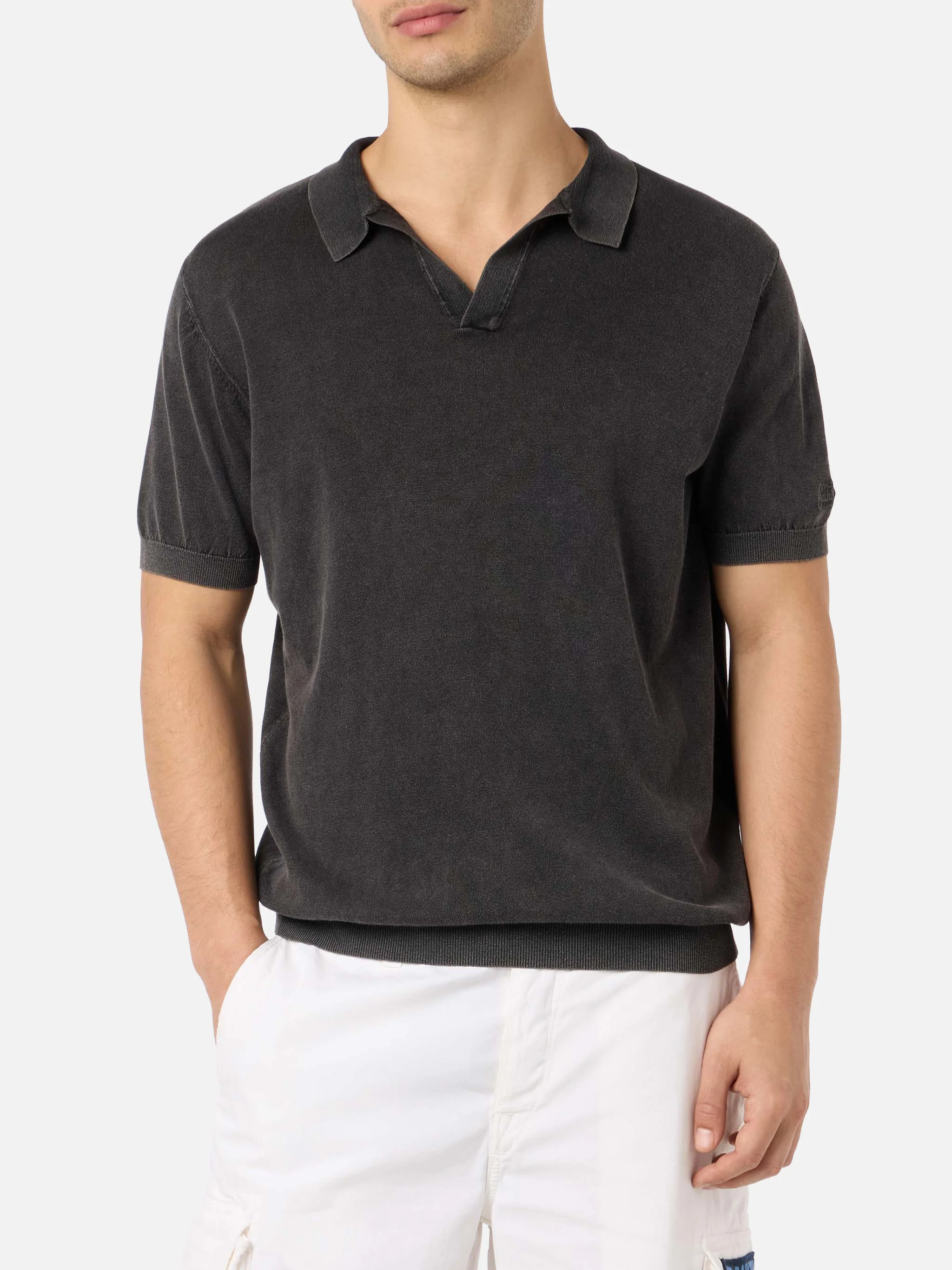 Sloan poloshirt in zwart gebreid met knoopsluiting en vintage afwerking.