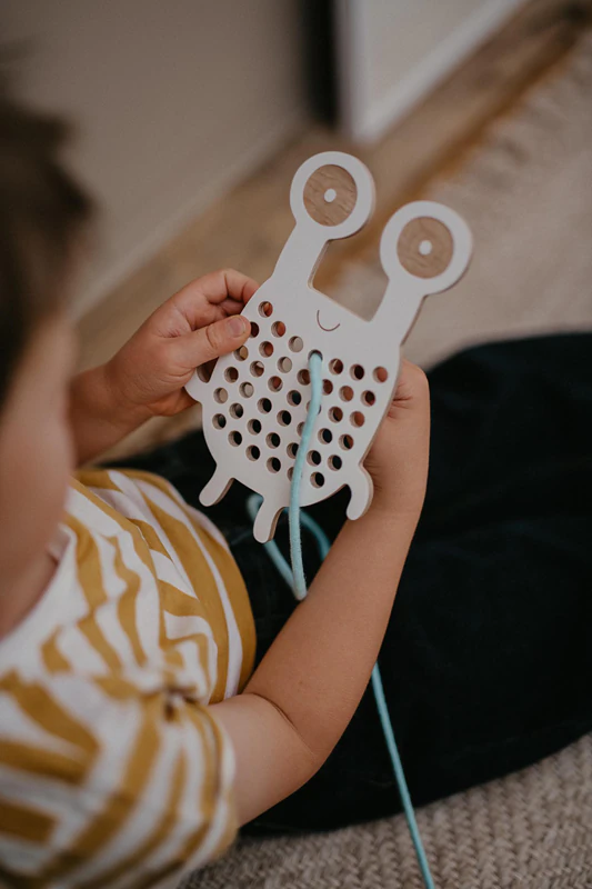 Brinquedo educativo de madeira Milin Big Crab Goggly para amarrar