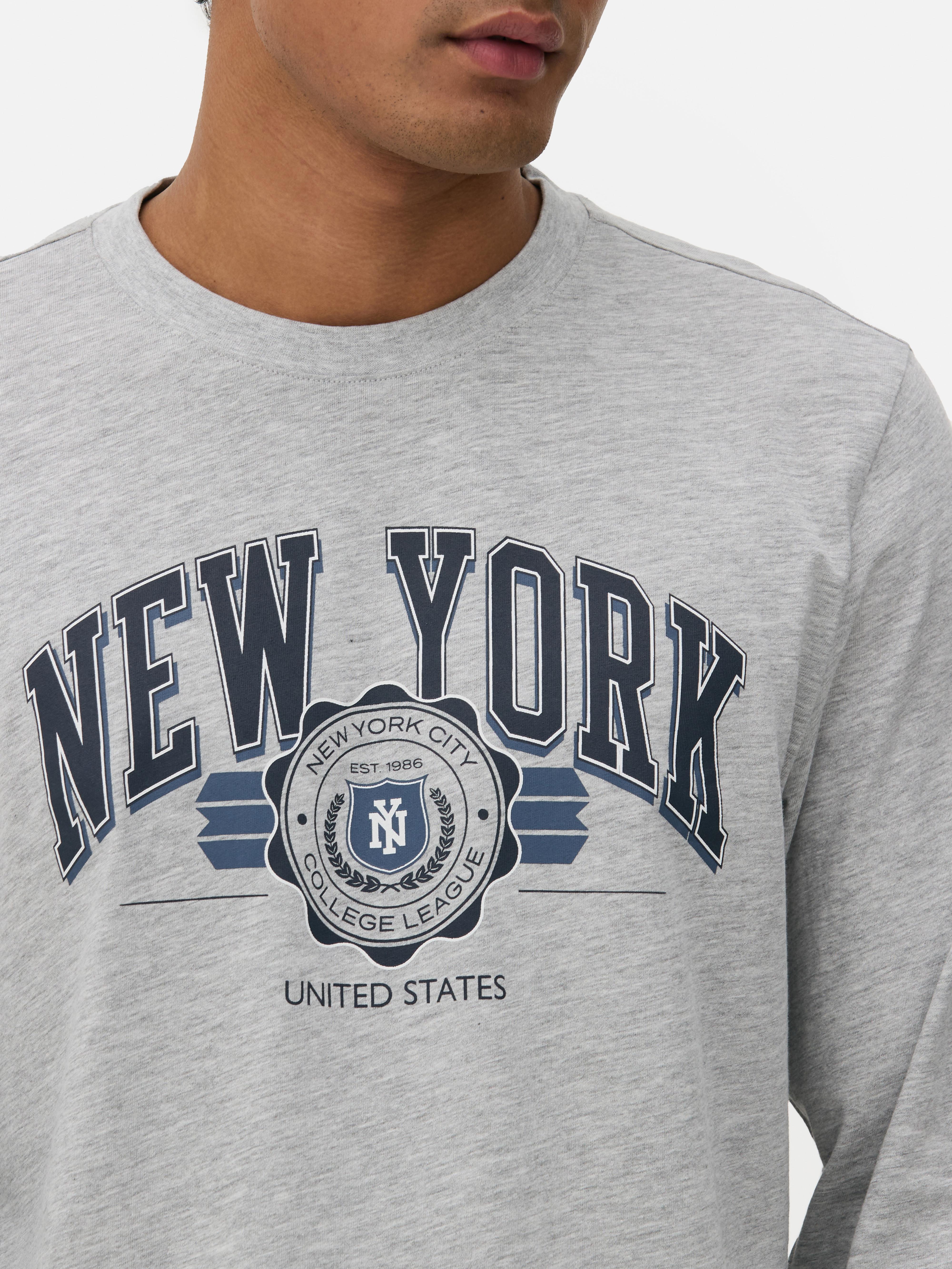 Pijamale din jerseu. Un set de pijamale cu un top cu logo-ul unui număr și pantaloni din jerseu asortați.