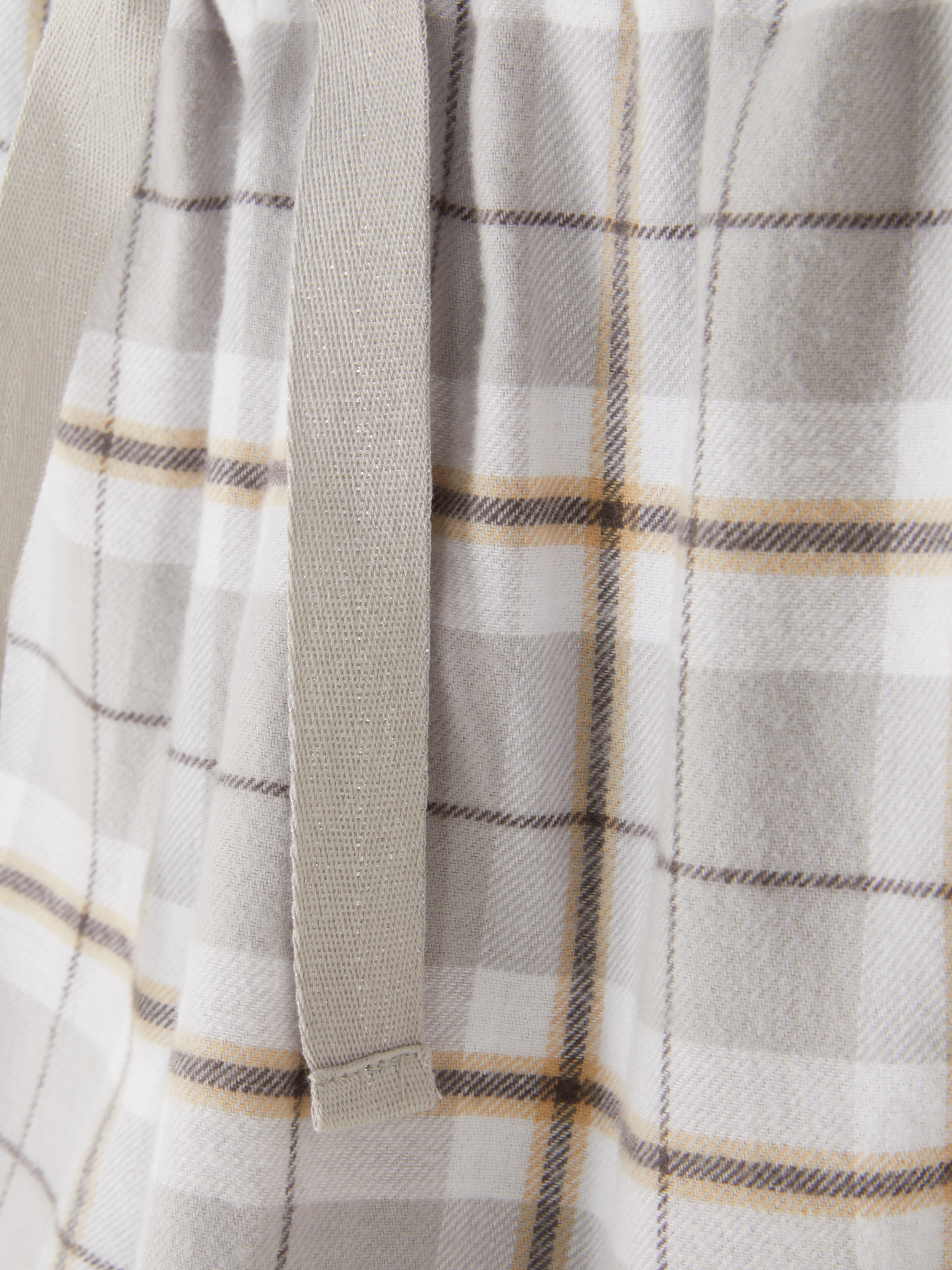 Pantaloni scurți de pijama din flanel în carouri. Acești pantaloni scurți de pijama călduroși sunt un model clasic, cu un model neutru, în carouri, delicat.