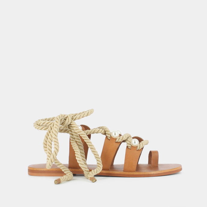 Sandales à brides, perles et lanières tressées  en cuir camel