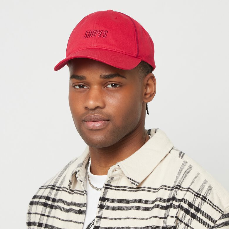 Gorra de béisbol con logotipo inclinado y ribete de contraste
