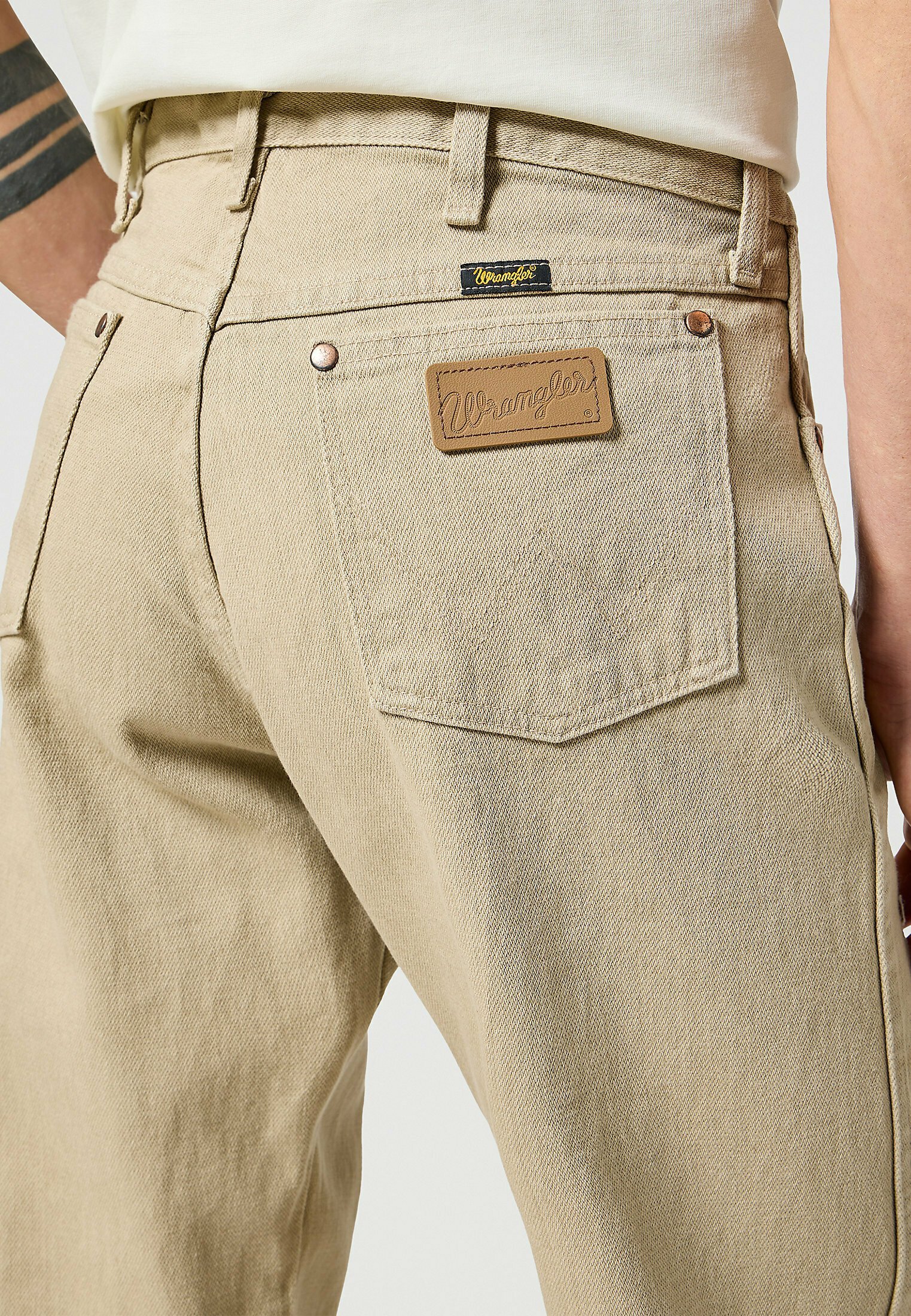 Calça jeans Wrangler de corte reto - bege pré-lavado