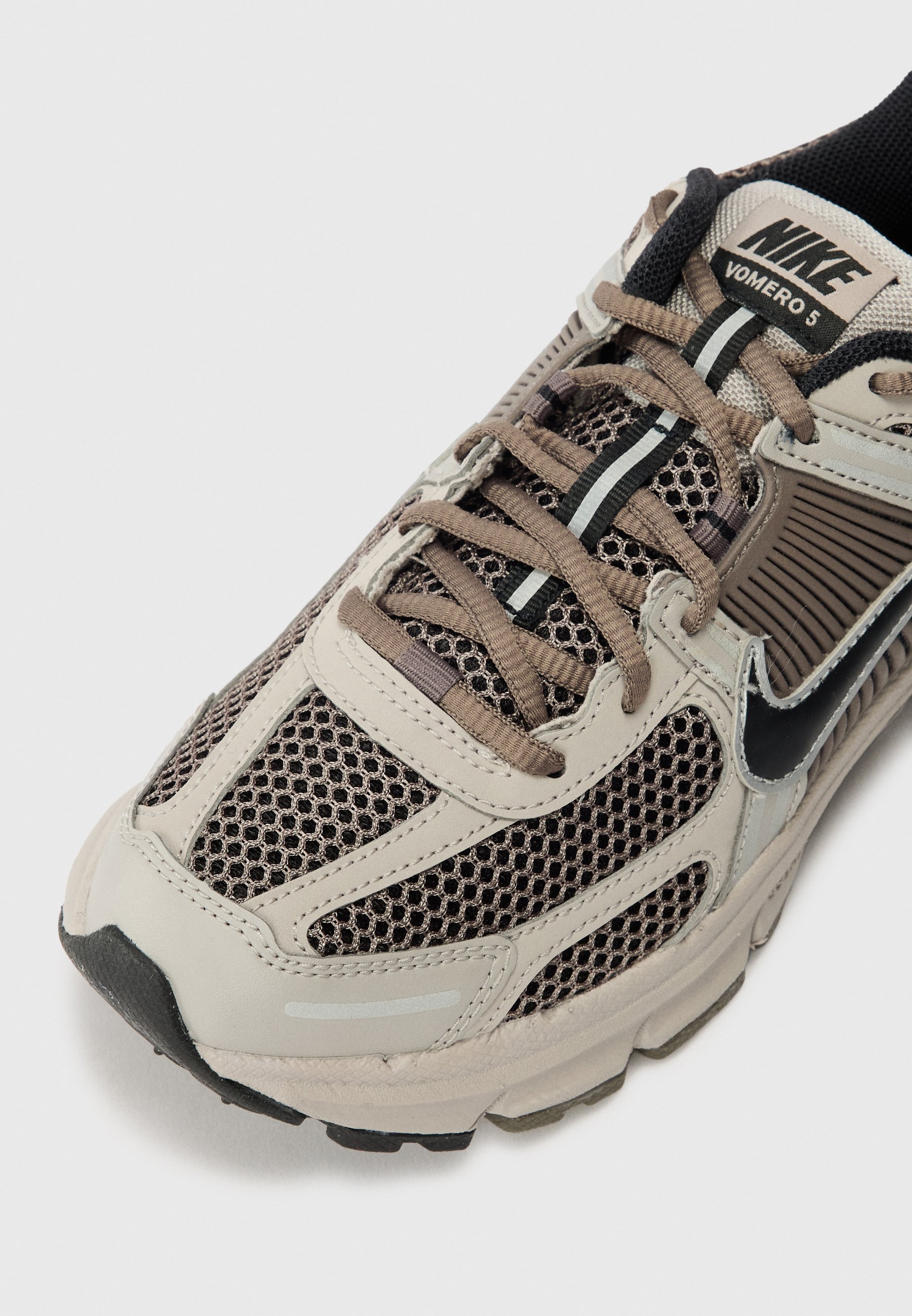 Nike Sportswear VOMERO 5 UNISEX - Buty sportowe - college grey/black cave/stone metallic silver-coloured