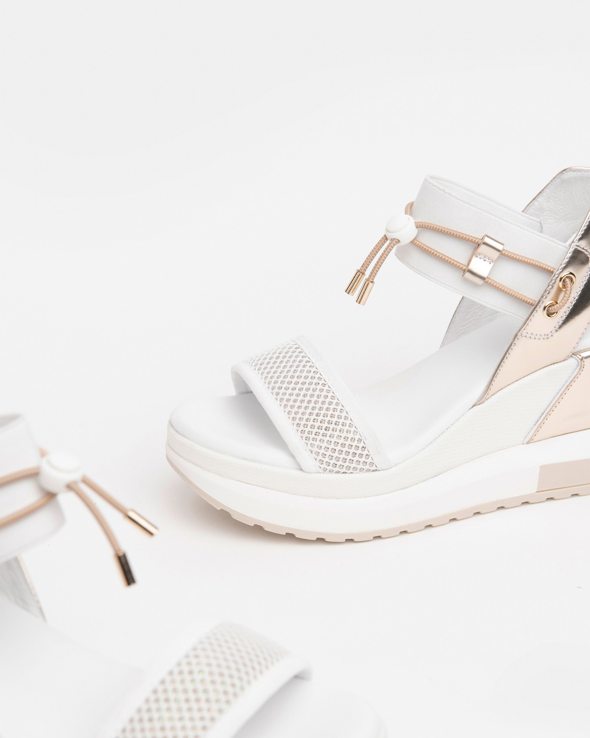  Damensandalen aus Leder, Canvas und technischen Materialien