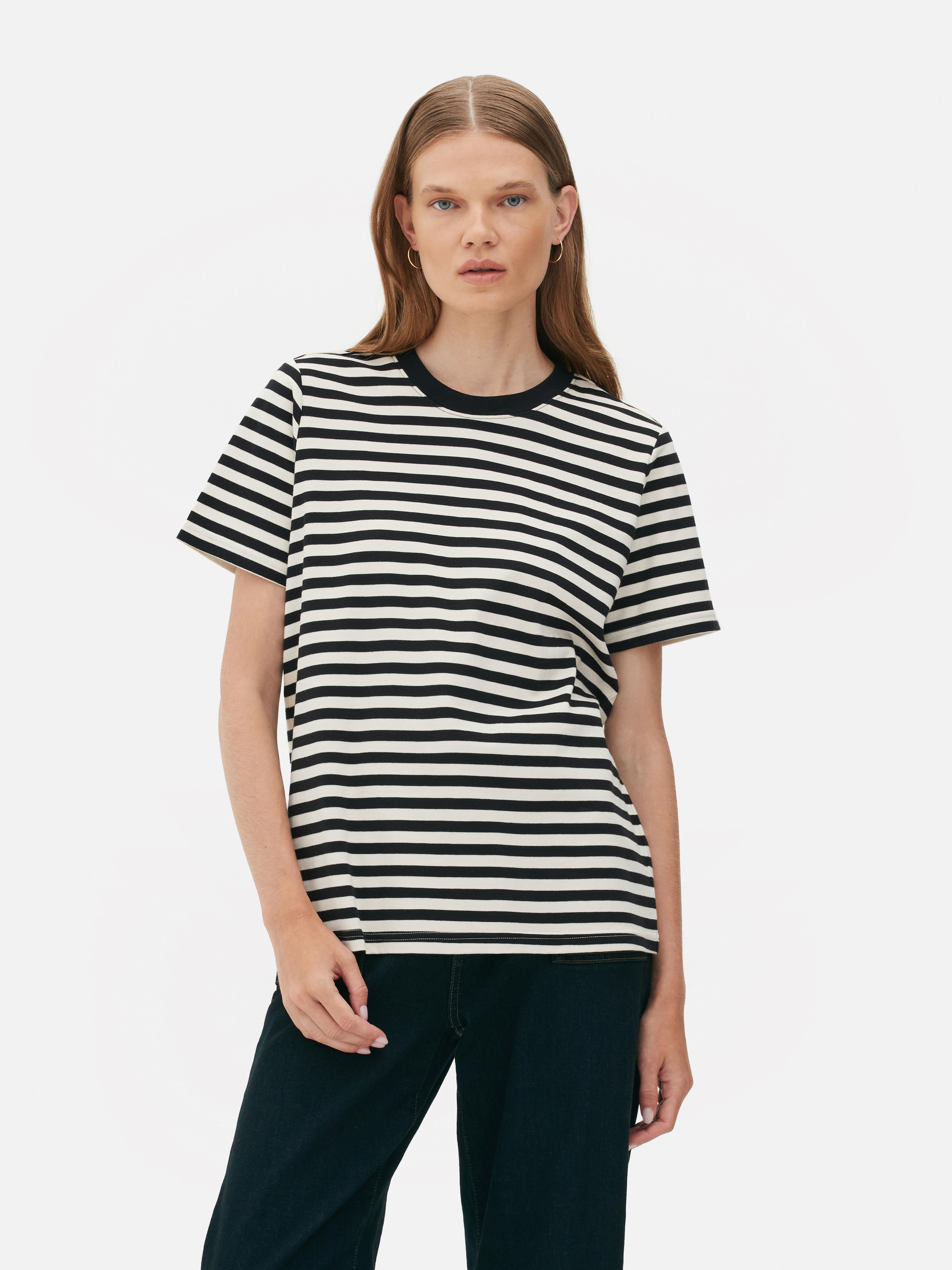 Tricou cu guler rotund Edit Un tricou atemporal cu guler rotund, mâneci scurte și croială lejeră