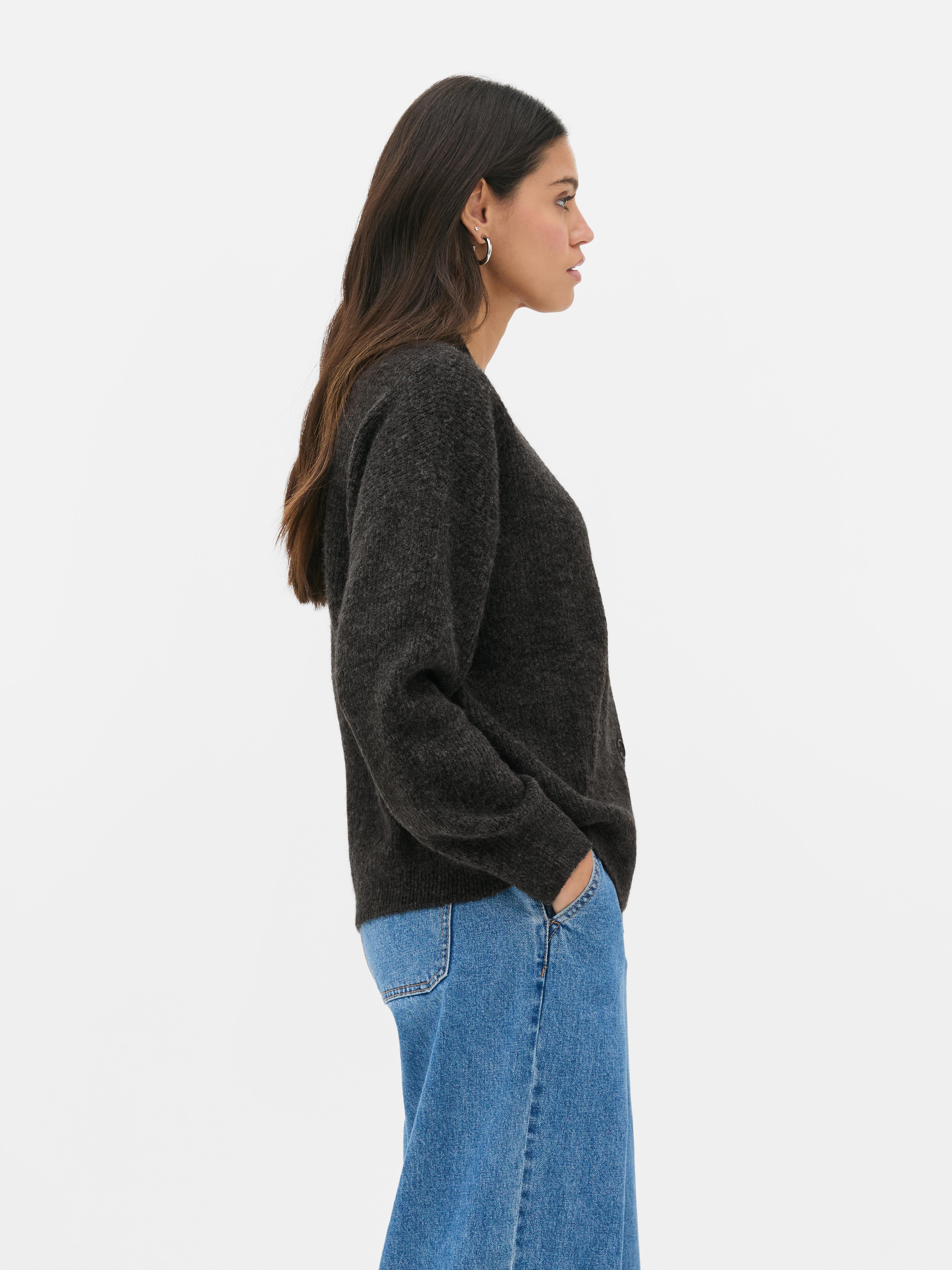 Cardigan con scollo a V e vestibilità comoda. Questo cardigan con bottoni, vestibilità comoda e spalle scese è un classico elegante.