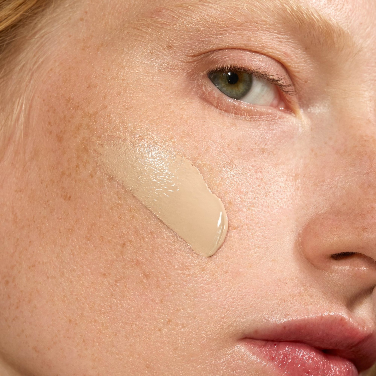 MÁDARA Foundation SKINONYM Semi-Matte Peptide Foundation, Nr. 15 AKMENS - 30 ml
