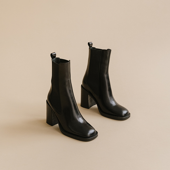 Bottines à talons et bouts carrés  en cuir noir