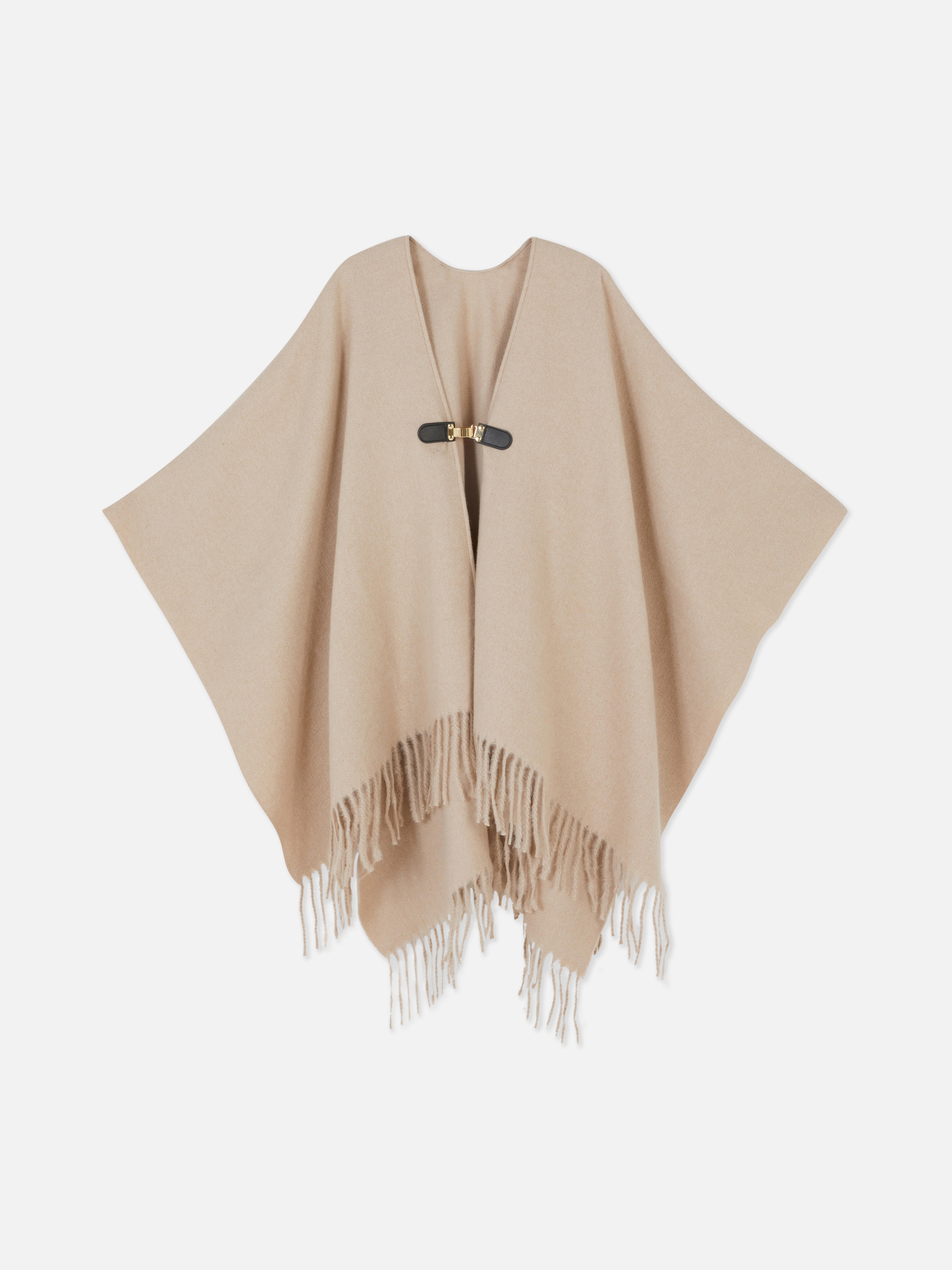 Cape-Schal mit Hakenverschluss. Schöner, warmer, drapierter Cape-Schal mit Kapuze und Fransen.