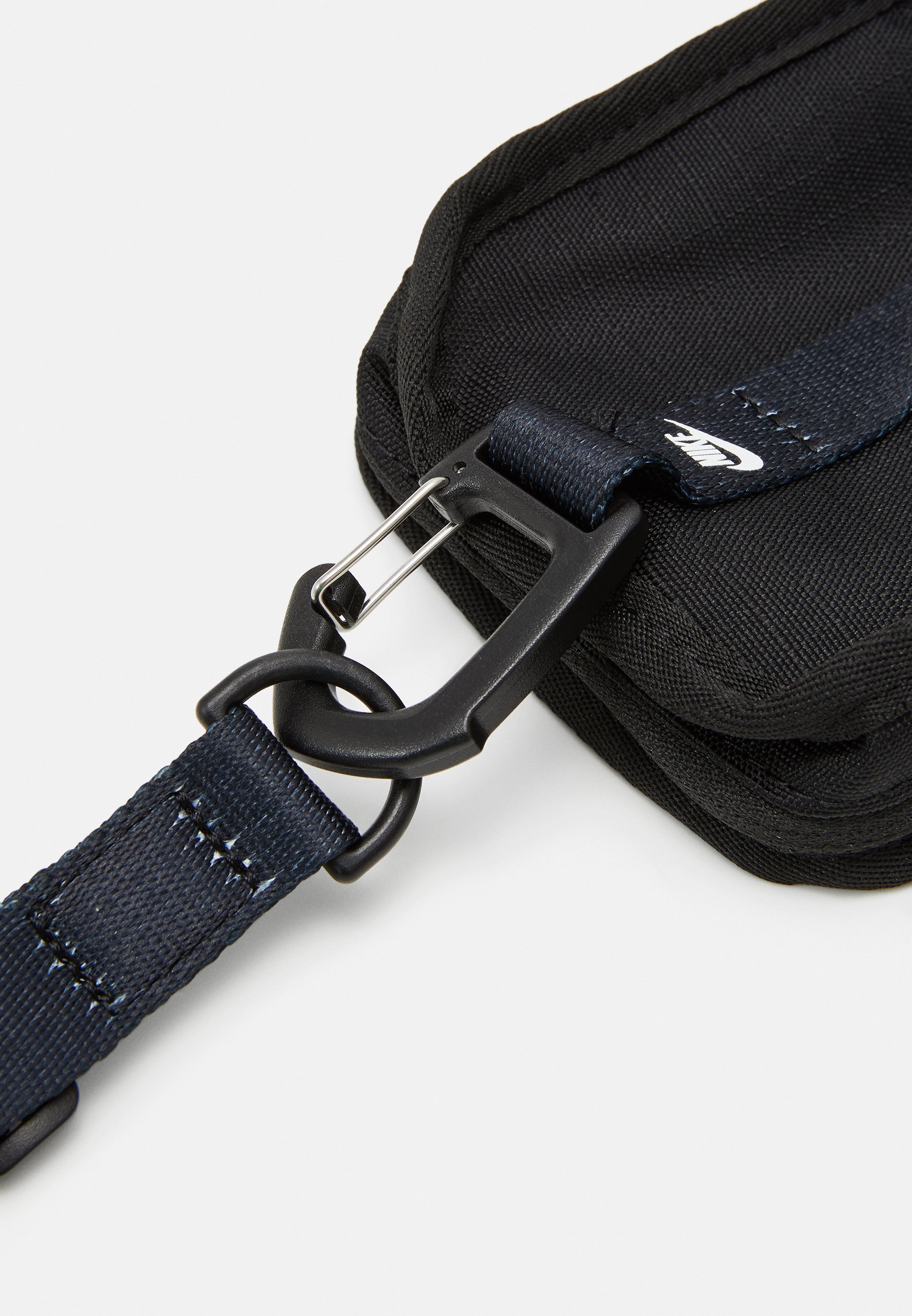 Nike Sportswear CLUB PHONE CROSSBODY UNISEX - Telefontok - fekete/fehér