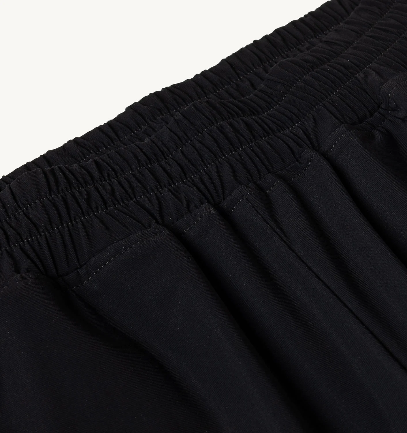 PANTALONI DE TENIS NEGRI CU BRINDURI CONTRASTANTE