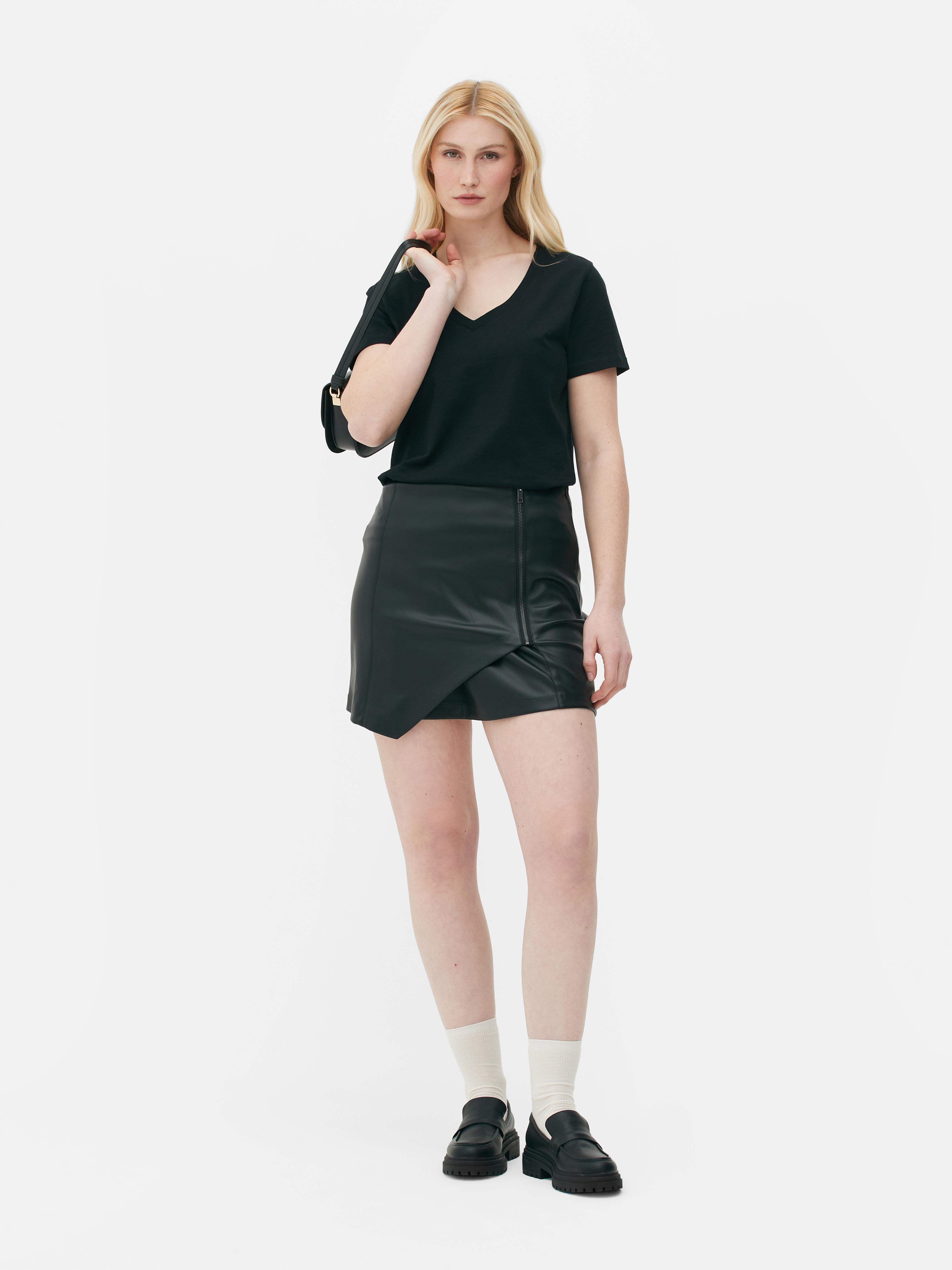 Tricou cu croială regulată și decolteu în V. Acest model cu decolteu în V este o îmbunătățire subtilă a tricoului de bază.