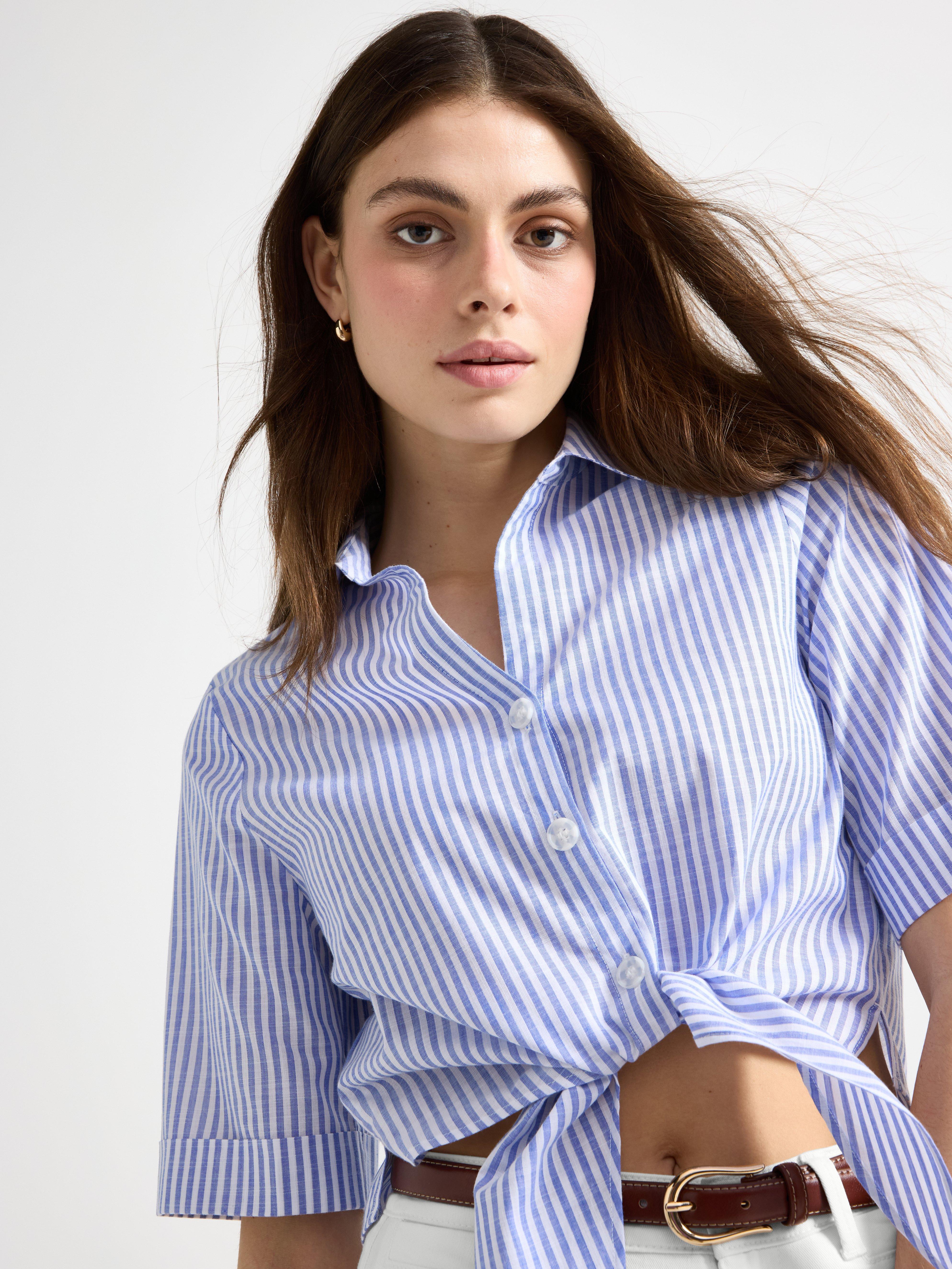 Blusa com amarração na cintura, azul forte.