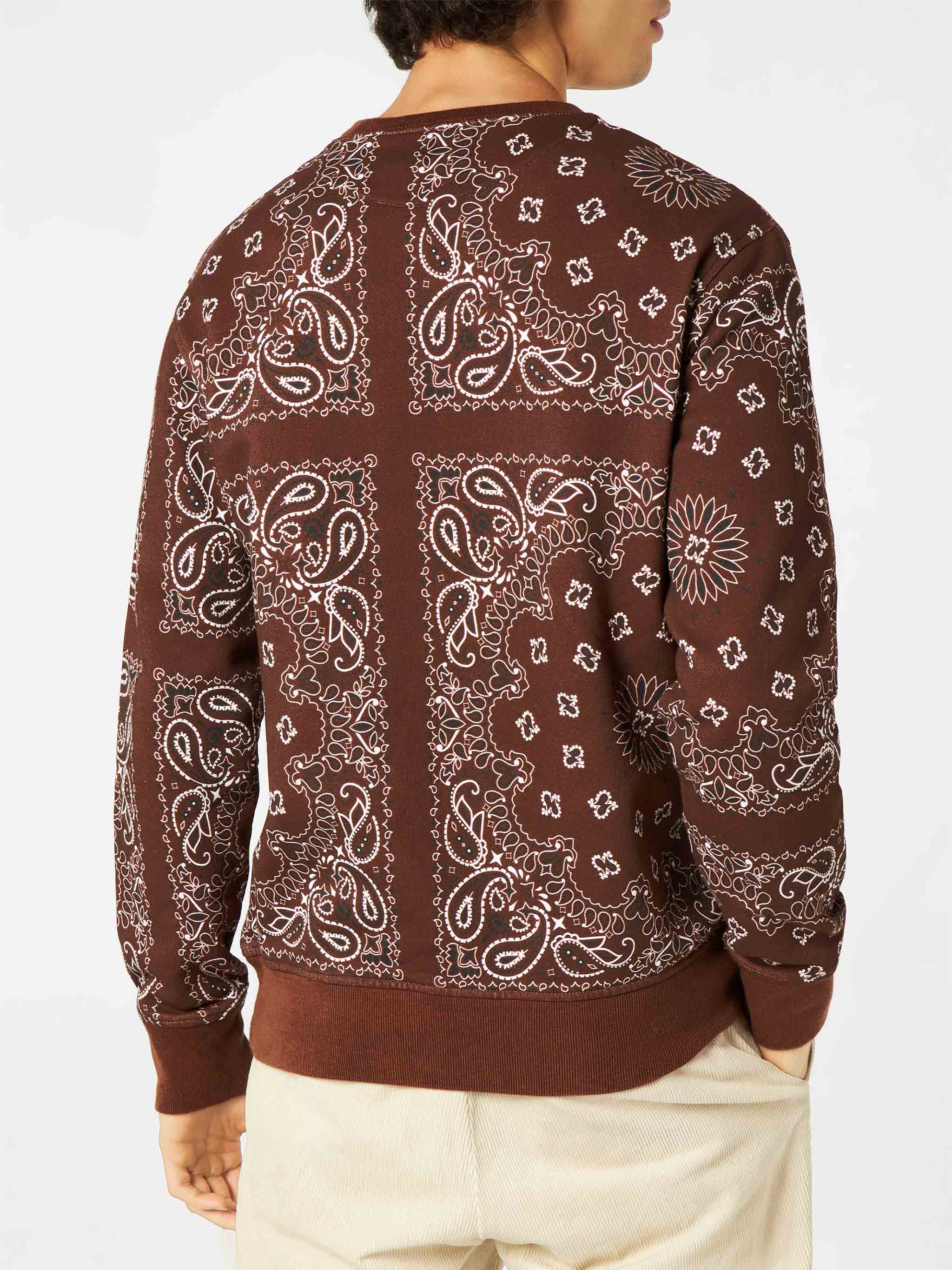 Sweatshirt met ronde hals voor heren met bruine bandana-print.