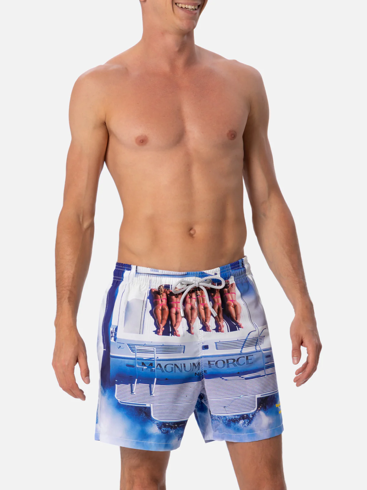 Heren Gustavia Mid-Length Zwembroek | Print met meisjes op een boot | Elastische tailleband | Klassieke pasvorm | Magnum Marine Special Edition | MC2 Saint Barth