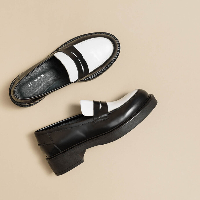 Mocassins à semelles épaisses  en cuir glacé noir et blanc