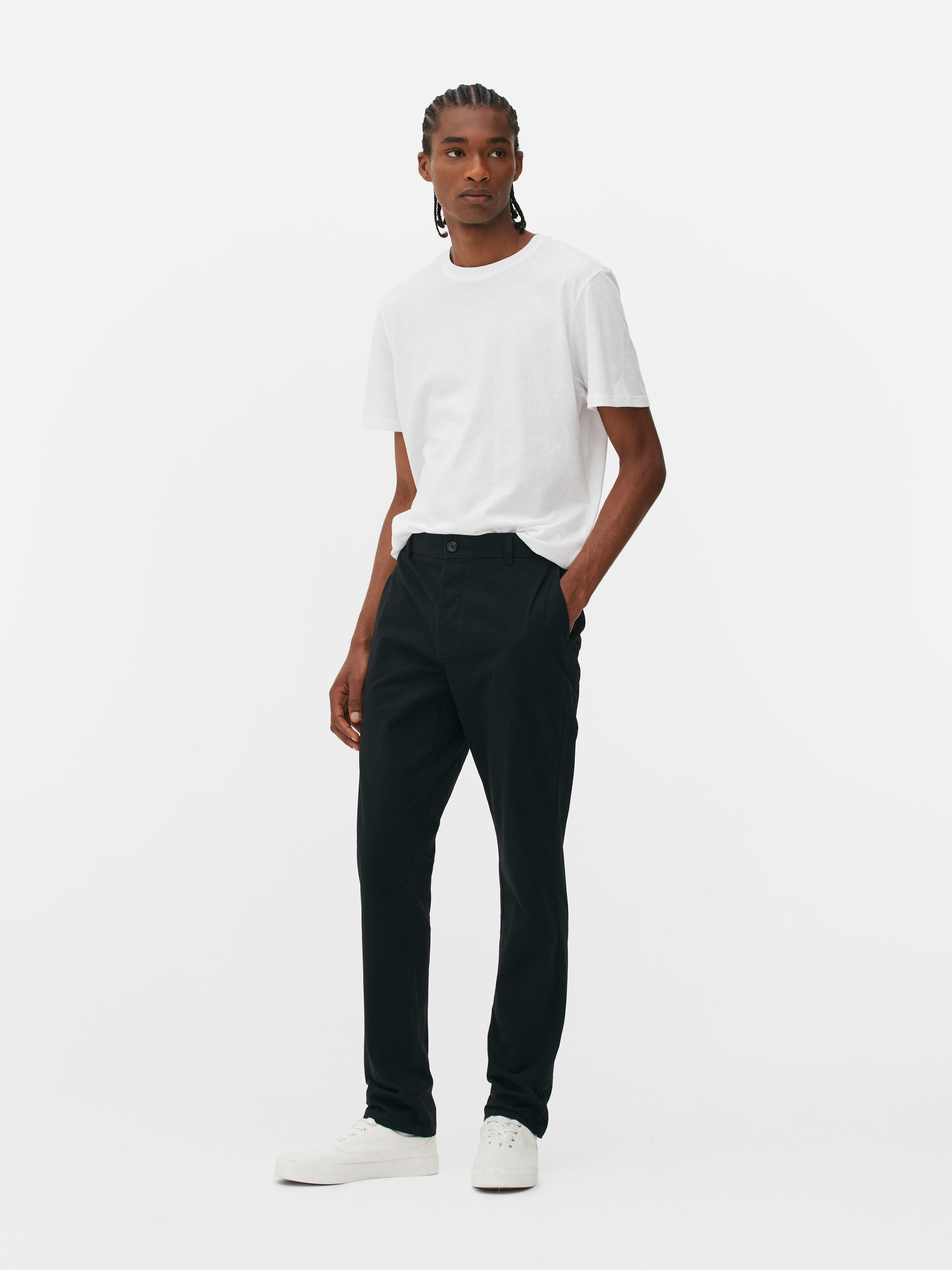 Pantaloni chino elastici, mulați. Pantaloni chino mulați, confecționați în principal din bumbac și cu buzunare laterale.