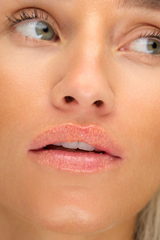 Esfoliante Labial Killer Lips Prep Talk com efeito peeling de pêssego.