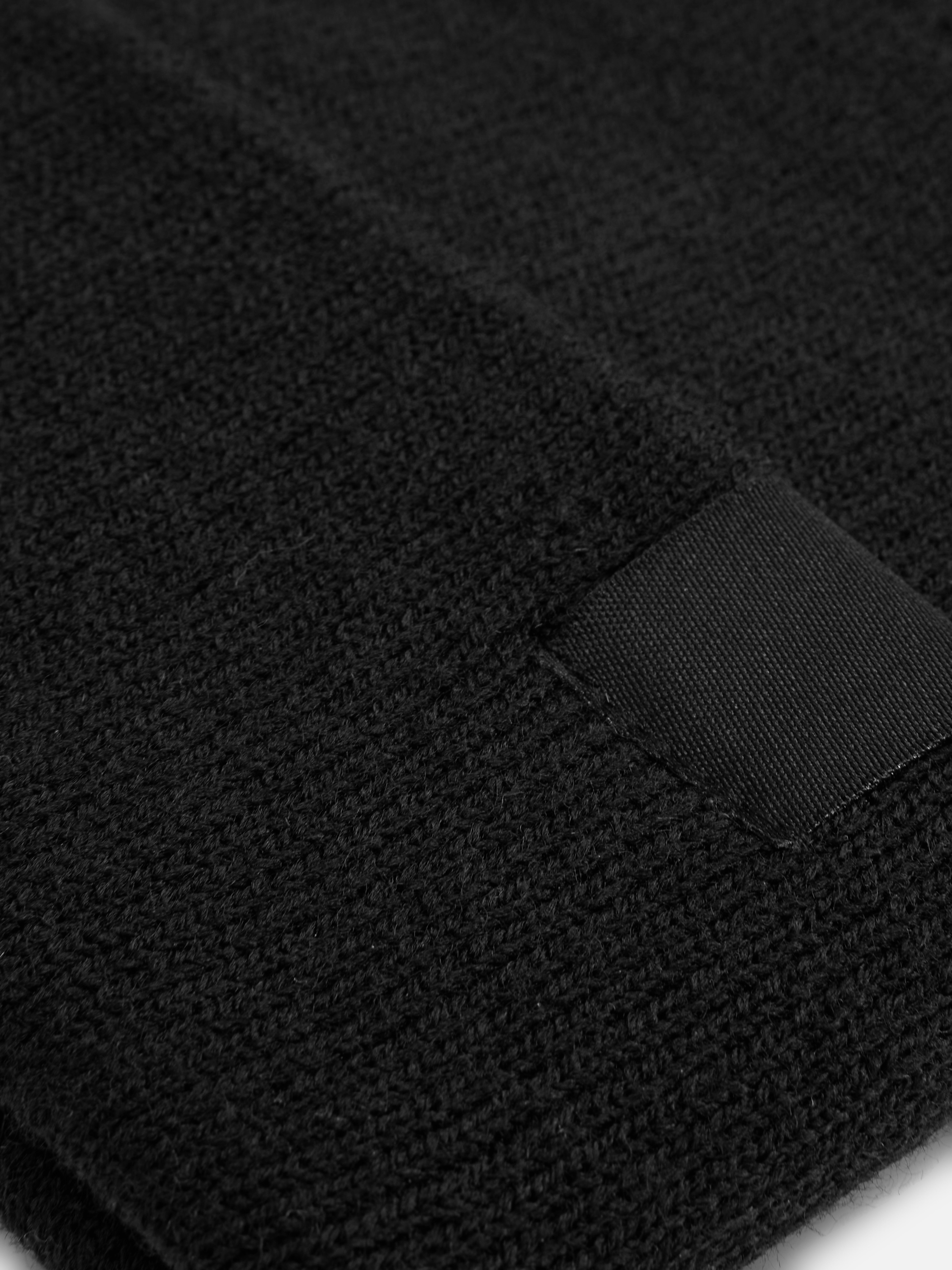 Berretto a maglia fine con collo a coste. Questo berretto lavorato a maglia con una trama a coste sottili è perfetto per le giornate fredde.