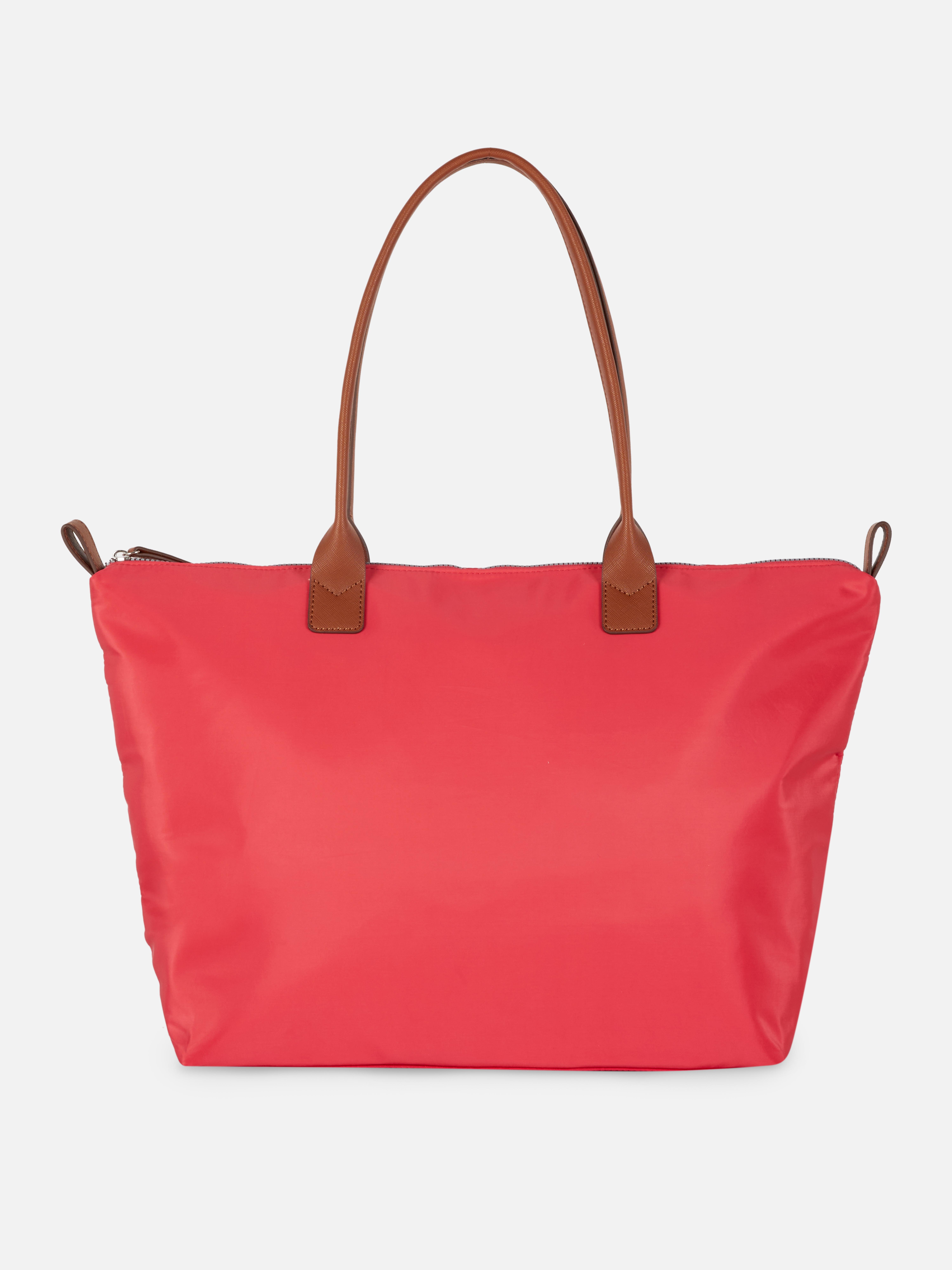 Geantă de umăr tip shopper mare. Această geantă este suficient de mare pentru toate lucrurile esențiale și este un accesoriu indispensabil.