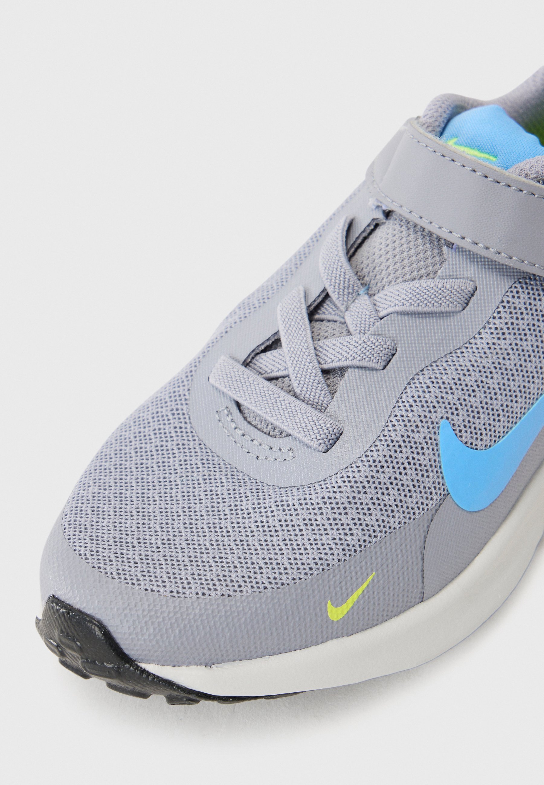 Nike Performance REVOLUTION 7 - Hardloopschoenen voor op de weg - cementgrijs/universiteitsblauw/licht carbon/volt