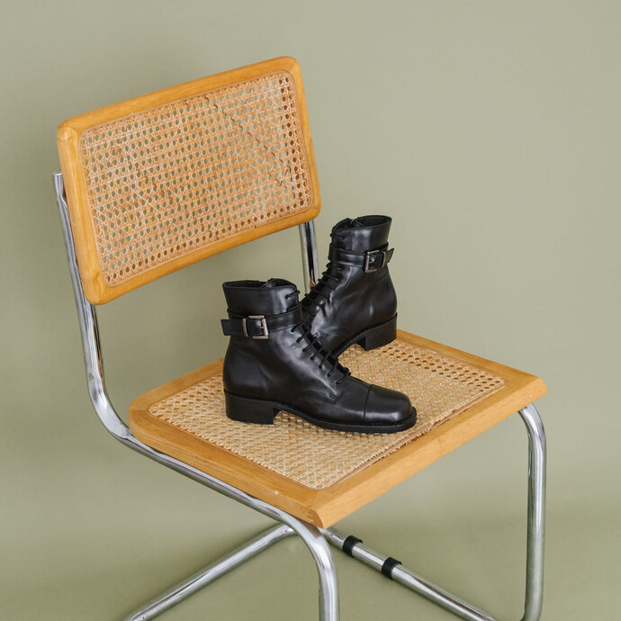 Bottines à boucles et lacets  en cuir noir