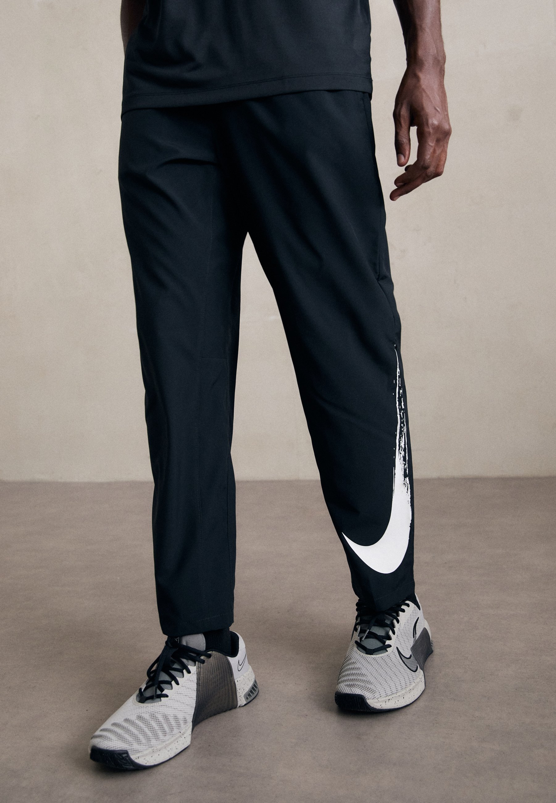 Nike Performance FORM PANT - Teplákové kalhoty - black/white