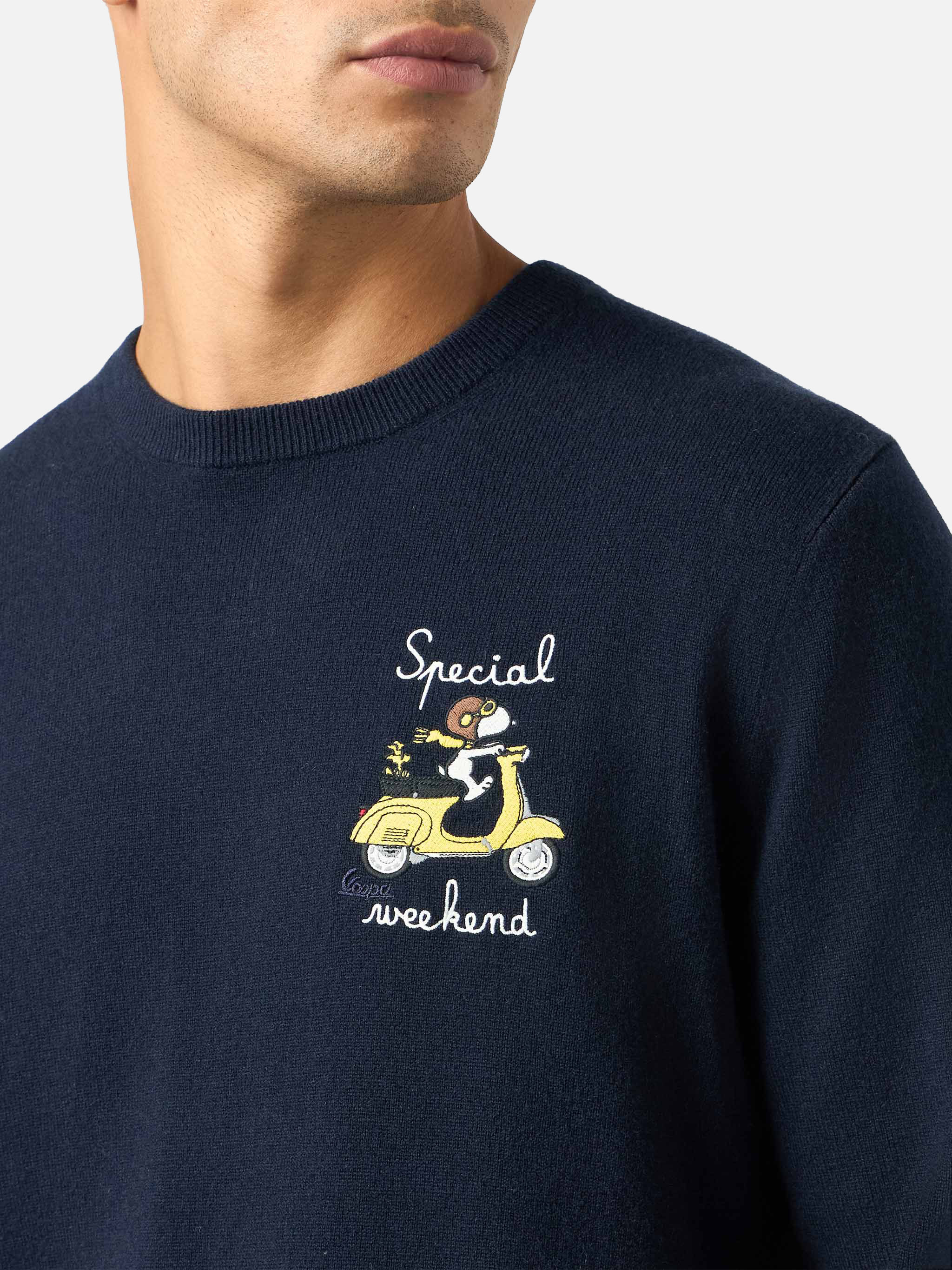 Heron herentrui in blauw met speciale Snoopy-borduurwerk voor het weekend | EDITIE