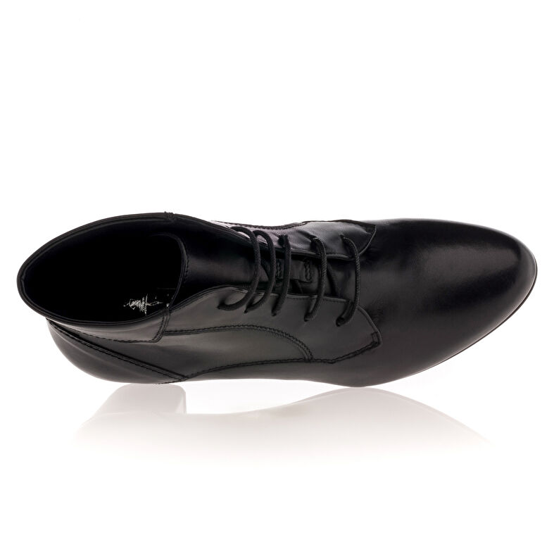 Women's black ankle boots with side zip closure
