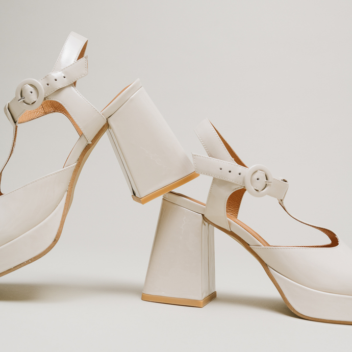 Sandales à bouts ouverts et talons  en cuir vernis écru
