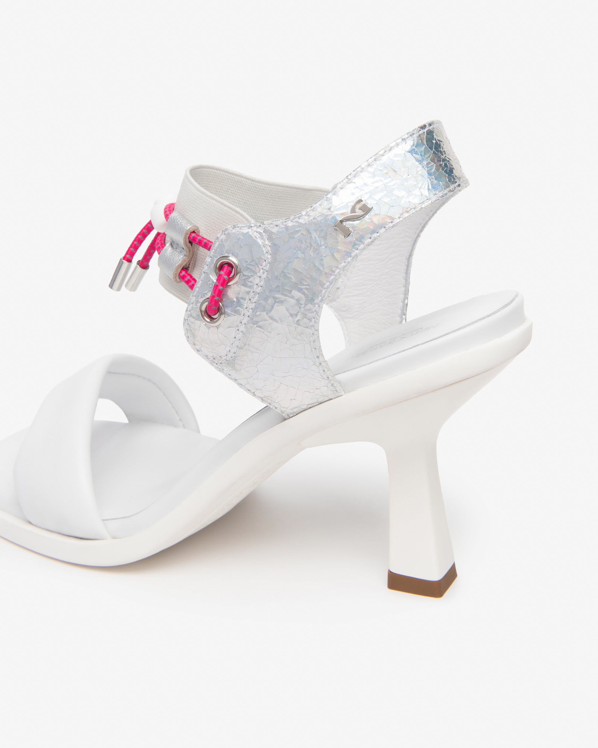  Damensandalen aus Leder und technischen Materialien