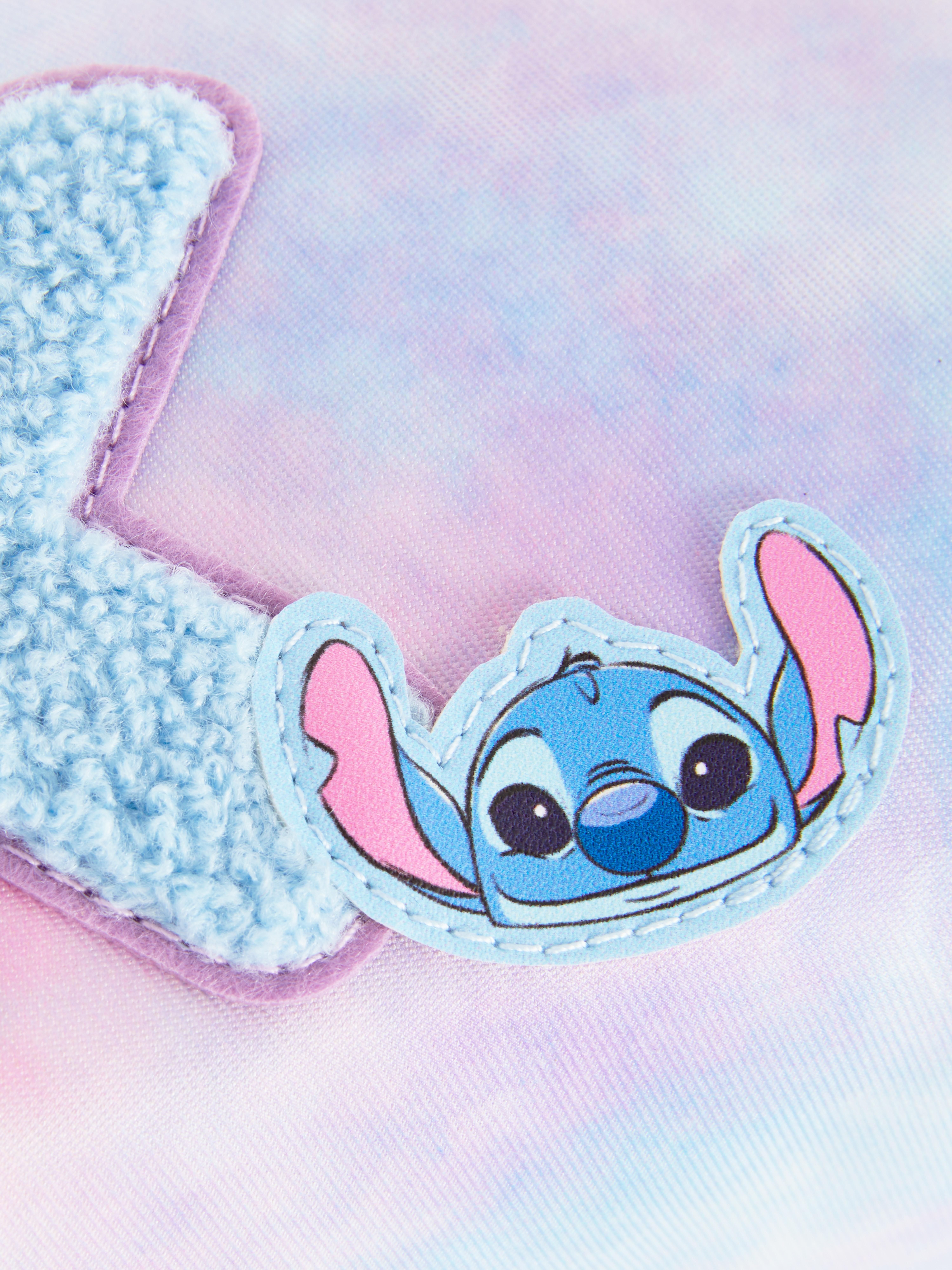 Borsa bouclé con Stitch della Disney. Rendi divertente riporre gli oggetti con la nostra borsa con iniziale e Stitch della Disney.