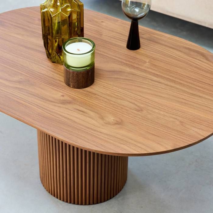 Mesa de centro retangular FARO com decoração em madeira entalhada.