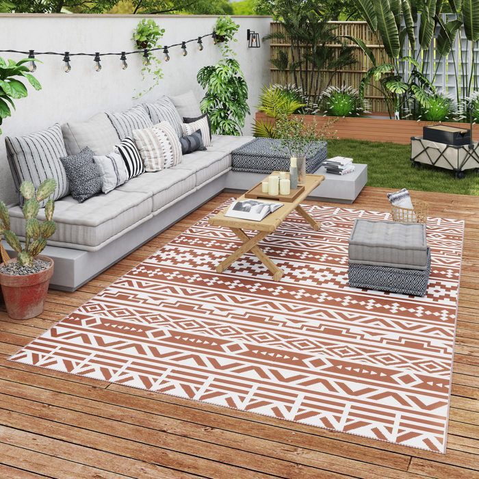 Alfombra de exterior Outsunny - reversible - 1,8 x 2,7 m - estampado geométrico de pared - fabricada en PP - incluye bolsa de transporte - roja y blanca