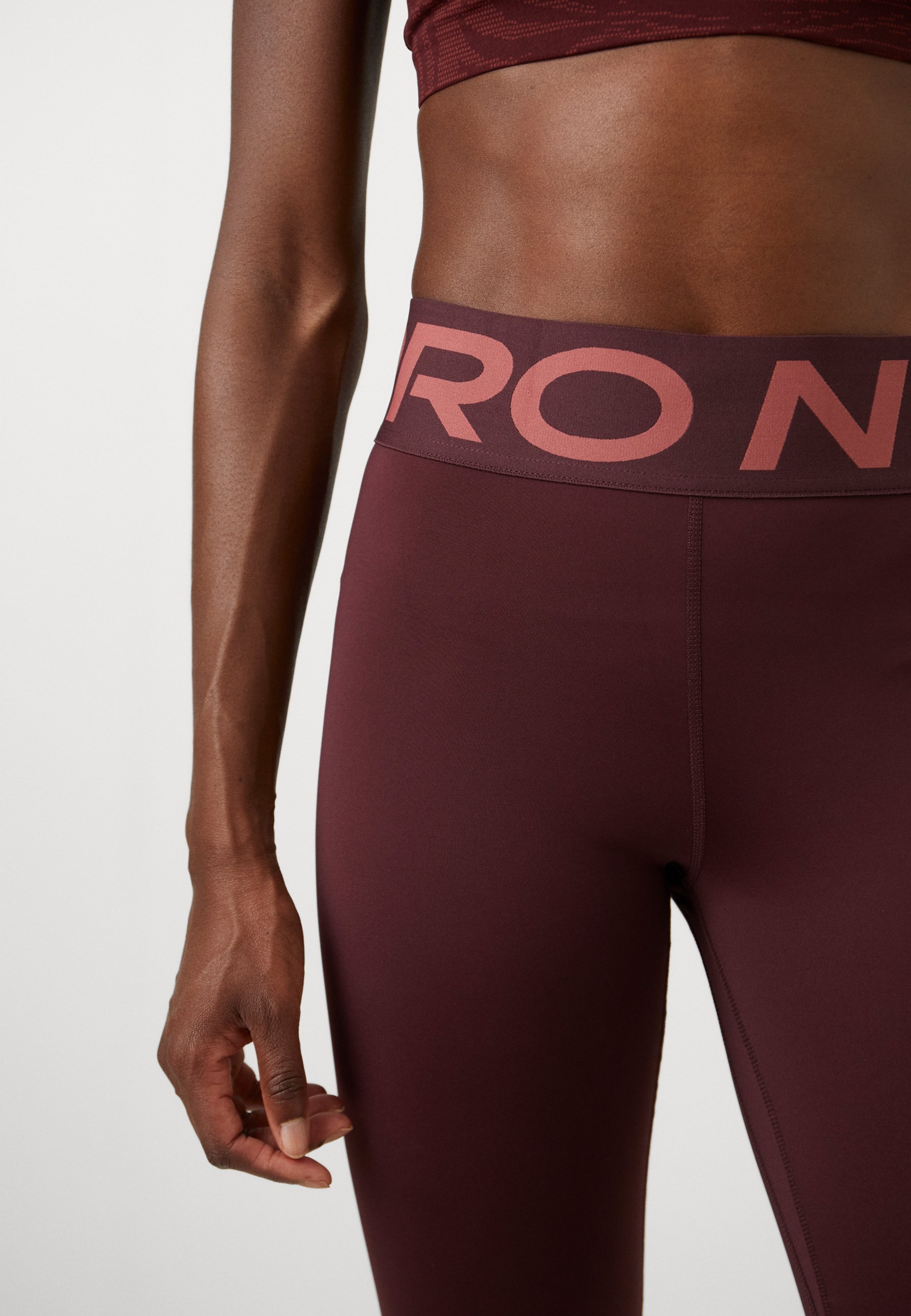 Nike Performance SCULPT - Leggings - bordeauxrood/wit