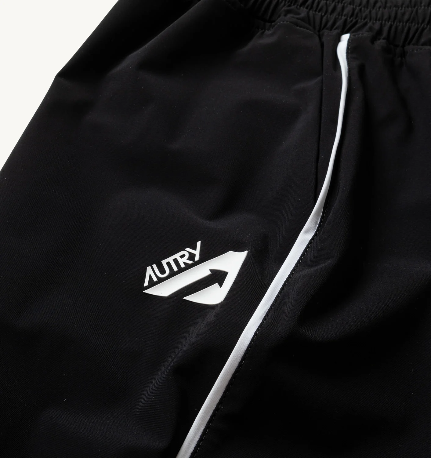 PANTALONI DE TENIS NEGRI CU BRINDURI CONTRASTANTE