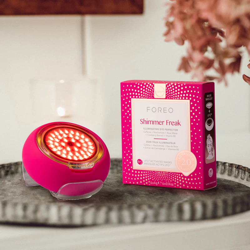 FOREO UFO™ 3 LED-Schallgerät, das die Wirkung der Maske mit LED- und NIR-Licht beschleunigt.
