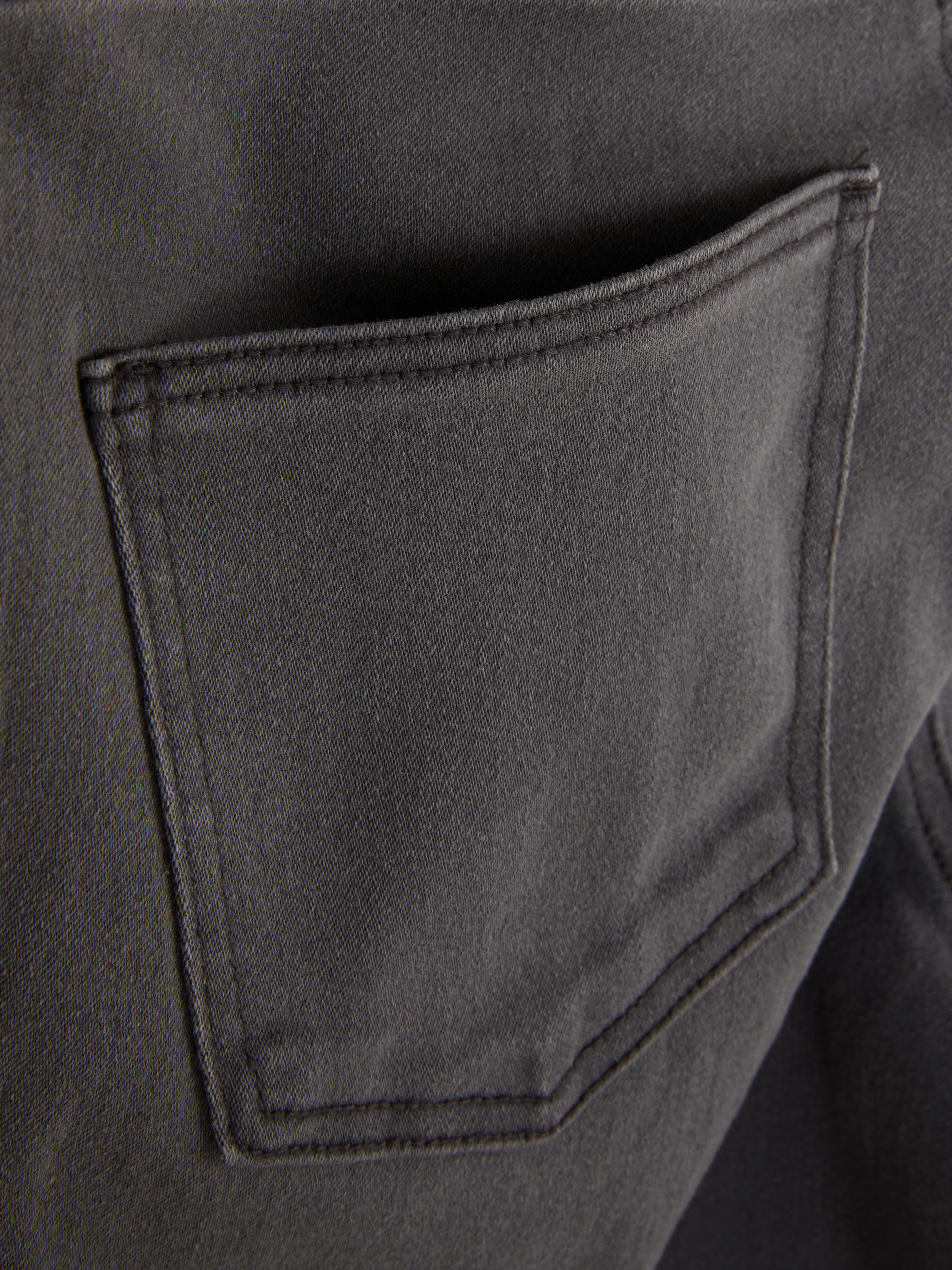Blugi skinny simpli cu talie medie. Blugii sunt un must-have, iar noi adorăm acest stil mulat.