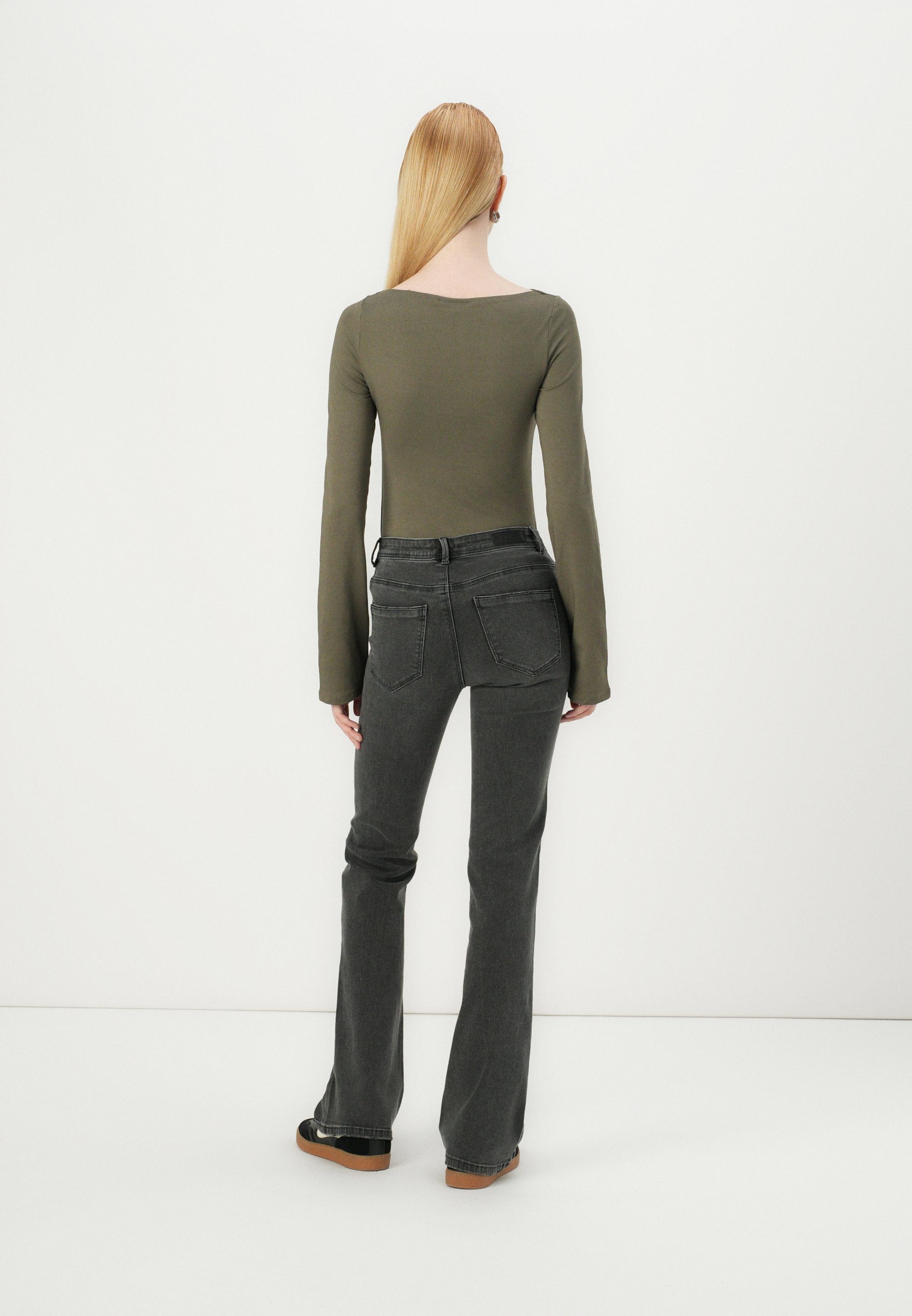 ONLY ONLWAUW MID WAIST FLARED - Uitlopende jeans - grijze denim