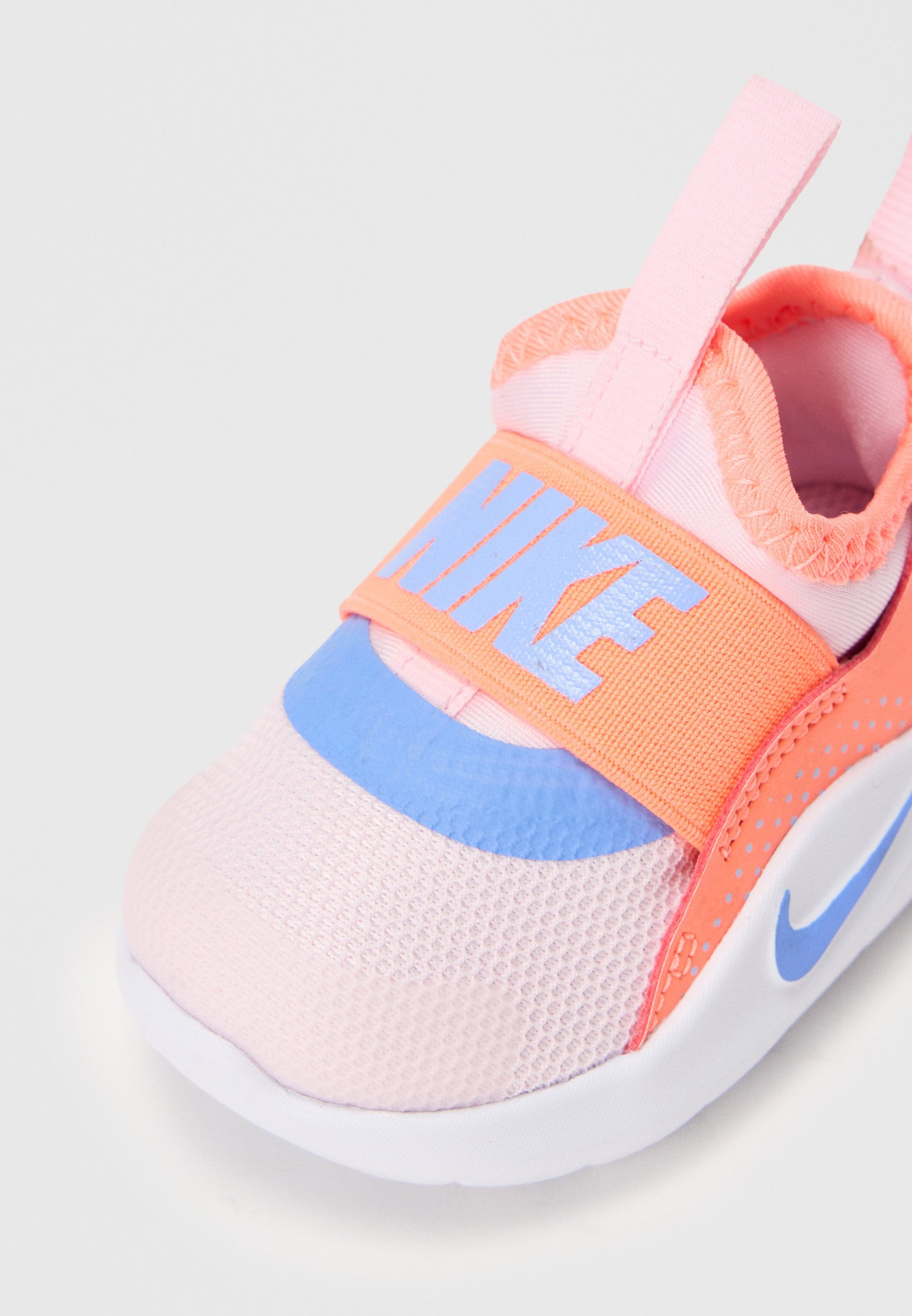 Nike Performance FLEX RUNNER 4 UNISEX - Løpesko for landevei - pink foam/royal pulse/mango/white